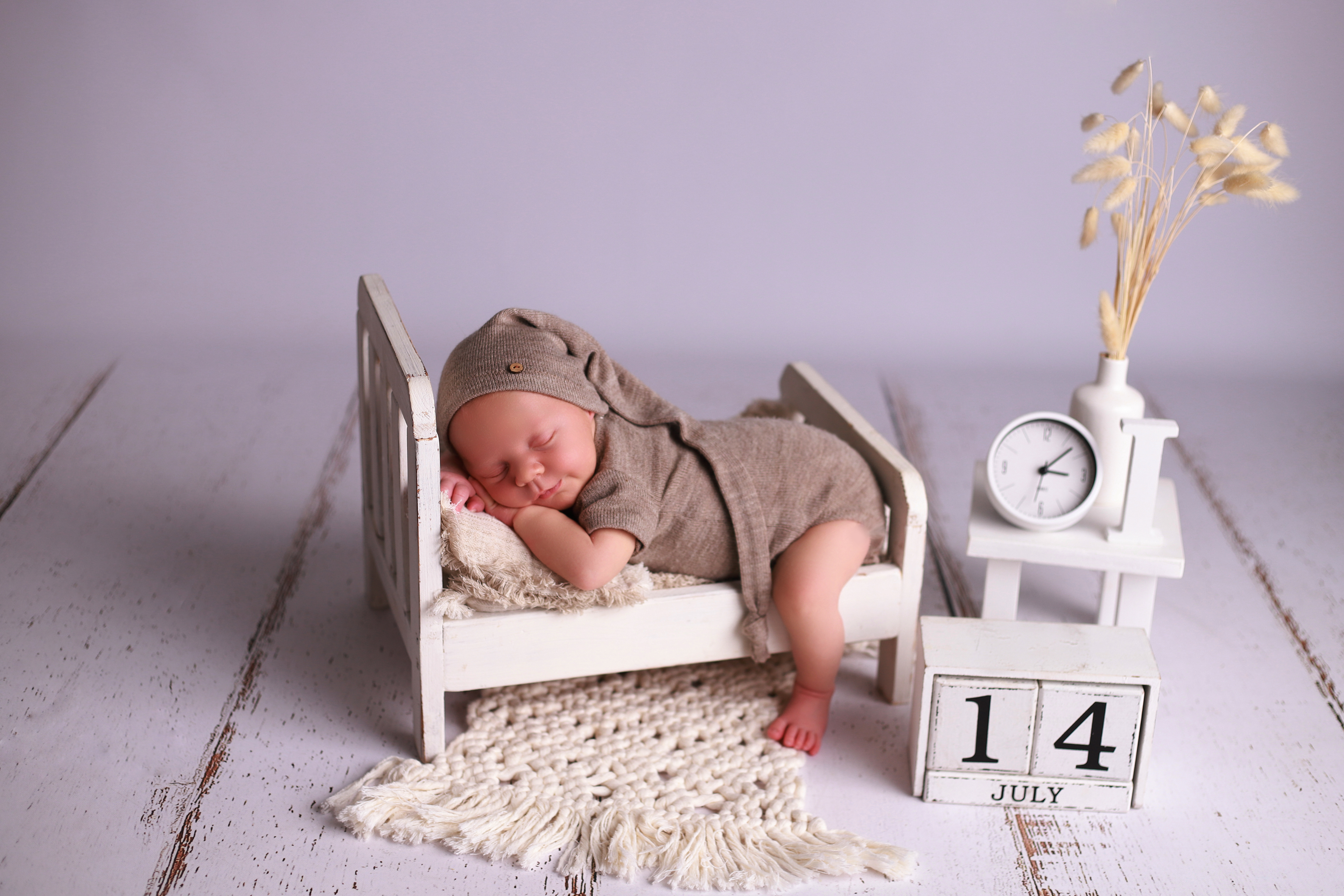 schlafendes Baby in einem holzbett - Newbornshooting