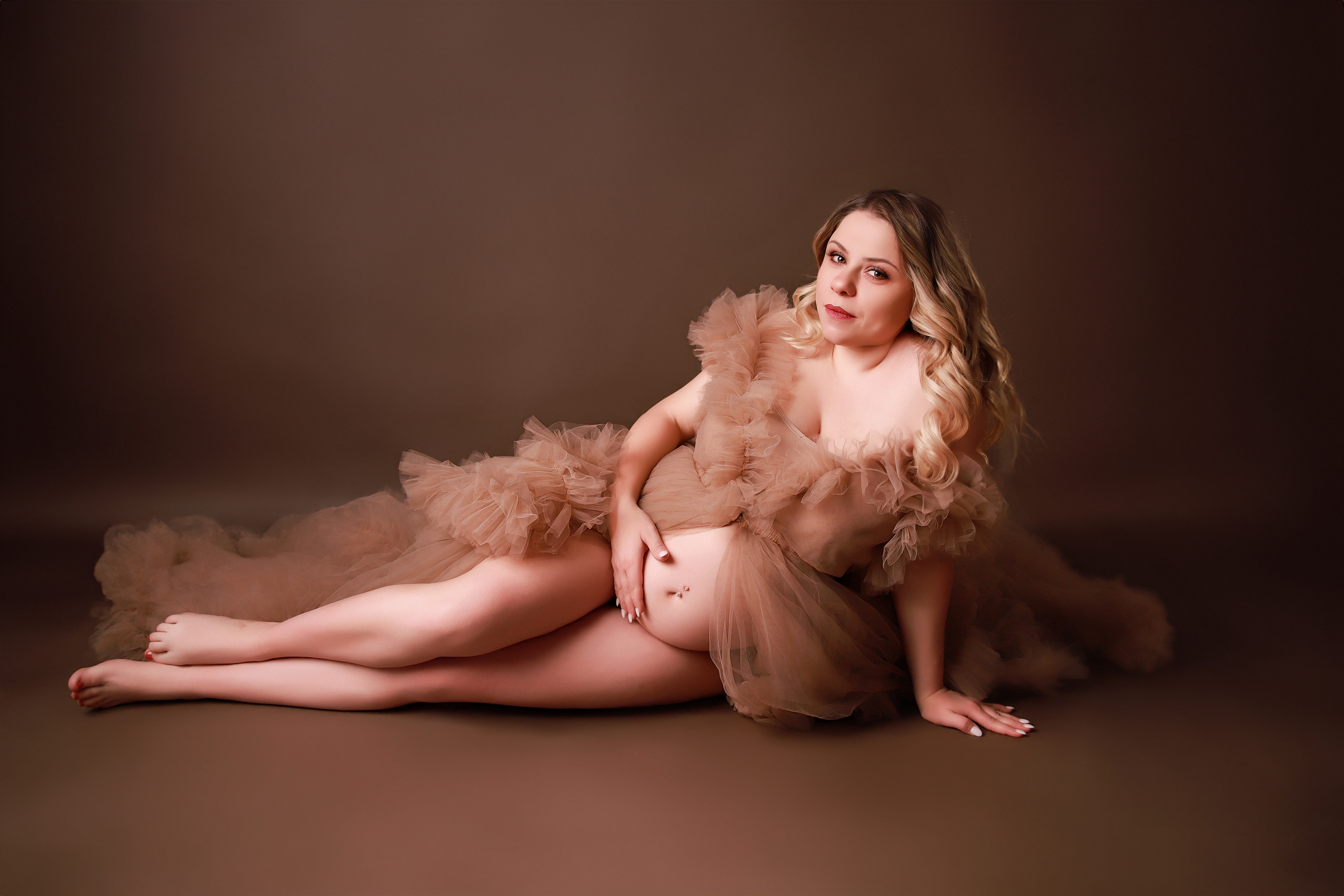 Sexy seitliche Pose während einem Babybauchshooting