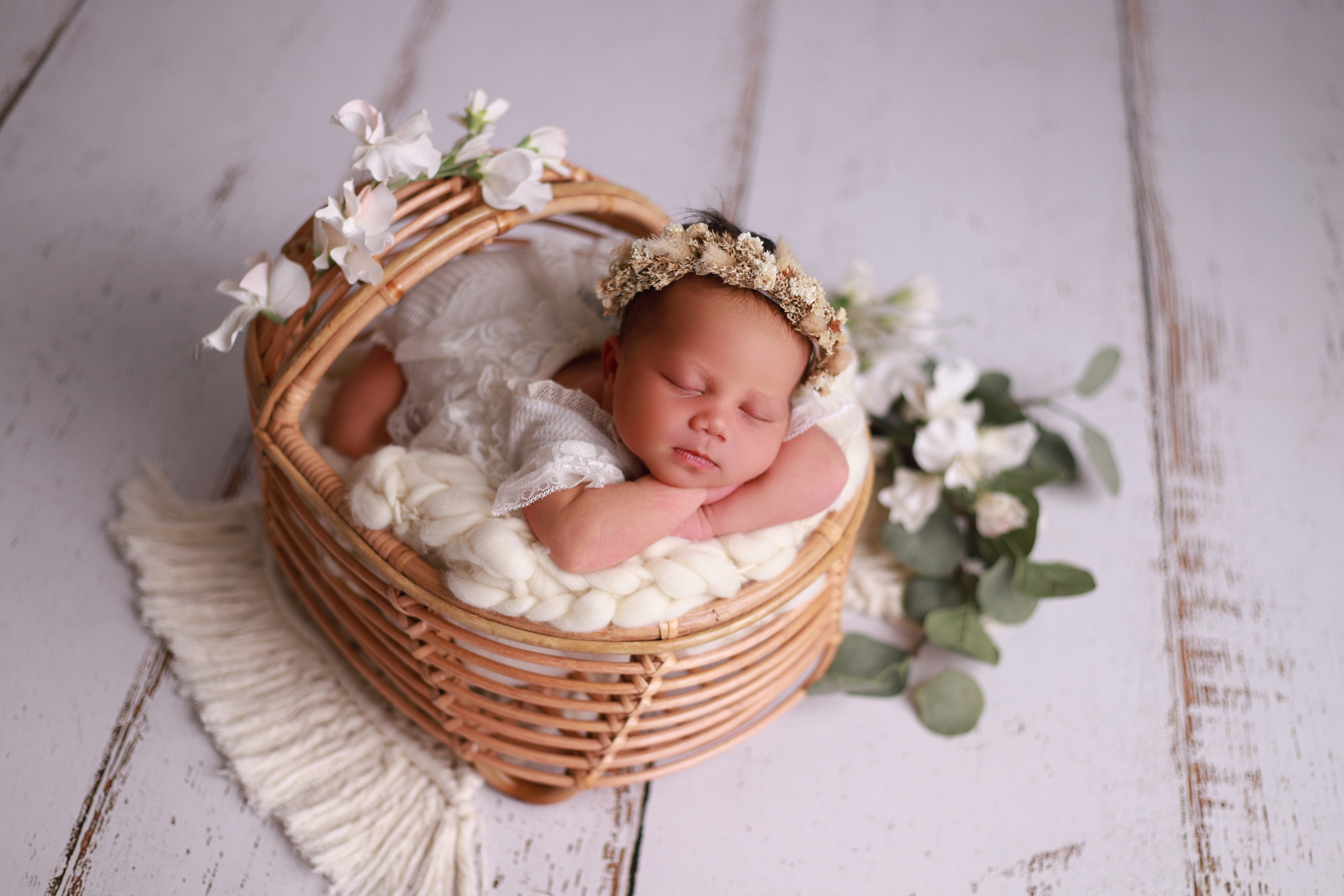 Schlafendes Baby in einem Rattanbett - Babyshooting