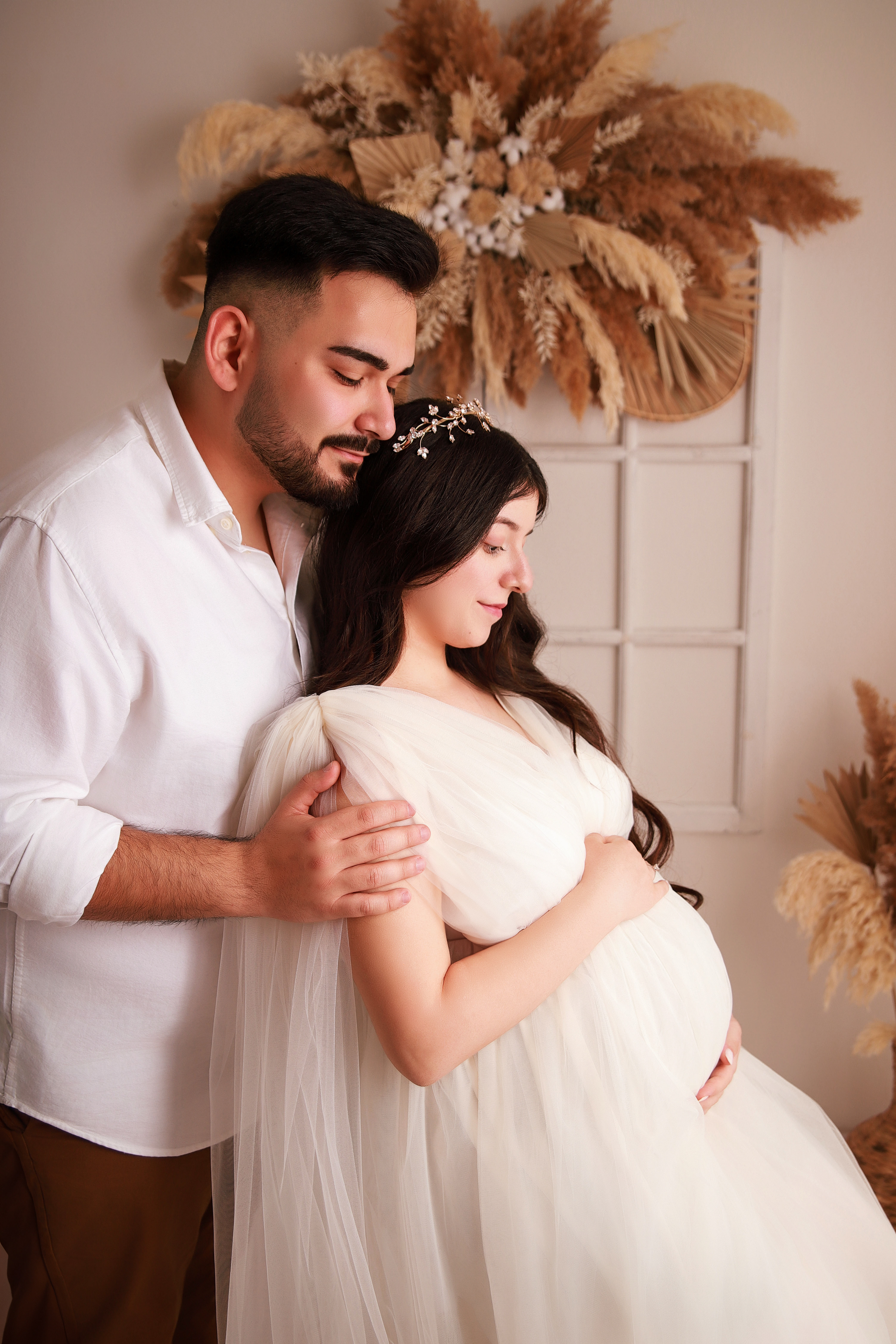 Babybauchshooting eines Paares das sehr liebevoll posiert