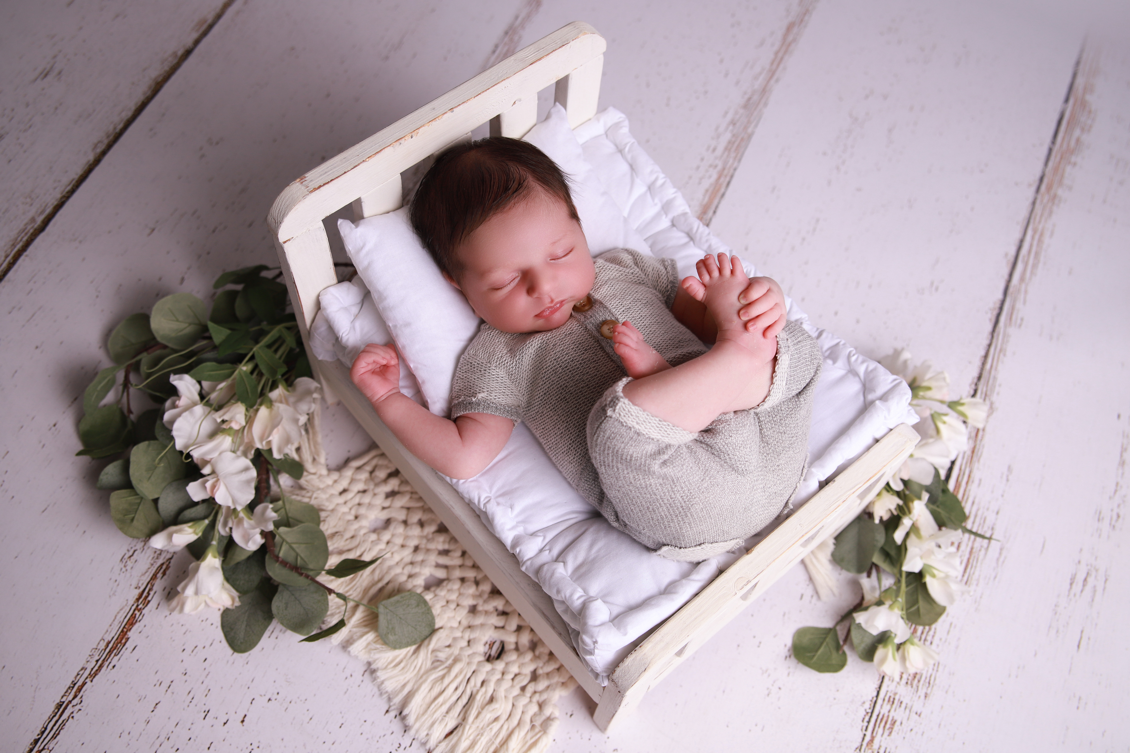 schlafendes Baby in einem holzbett - Newbornshooting