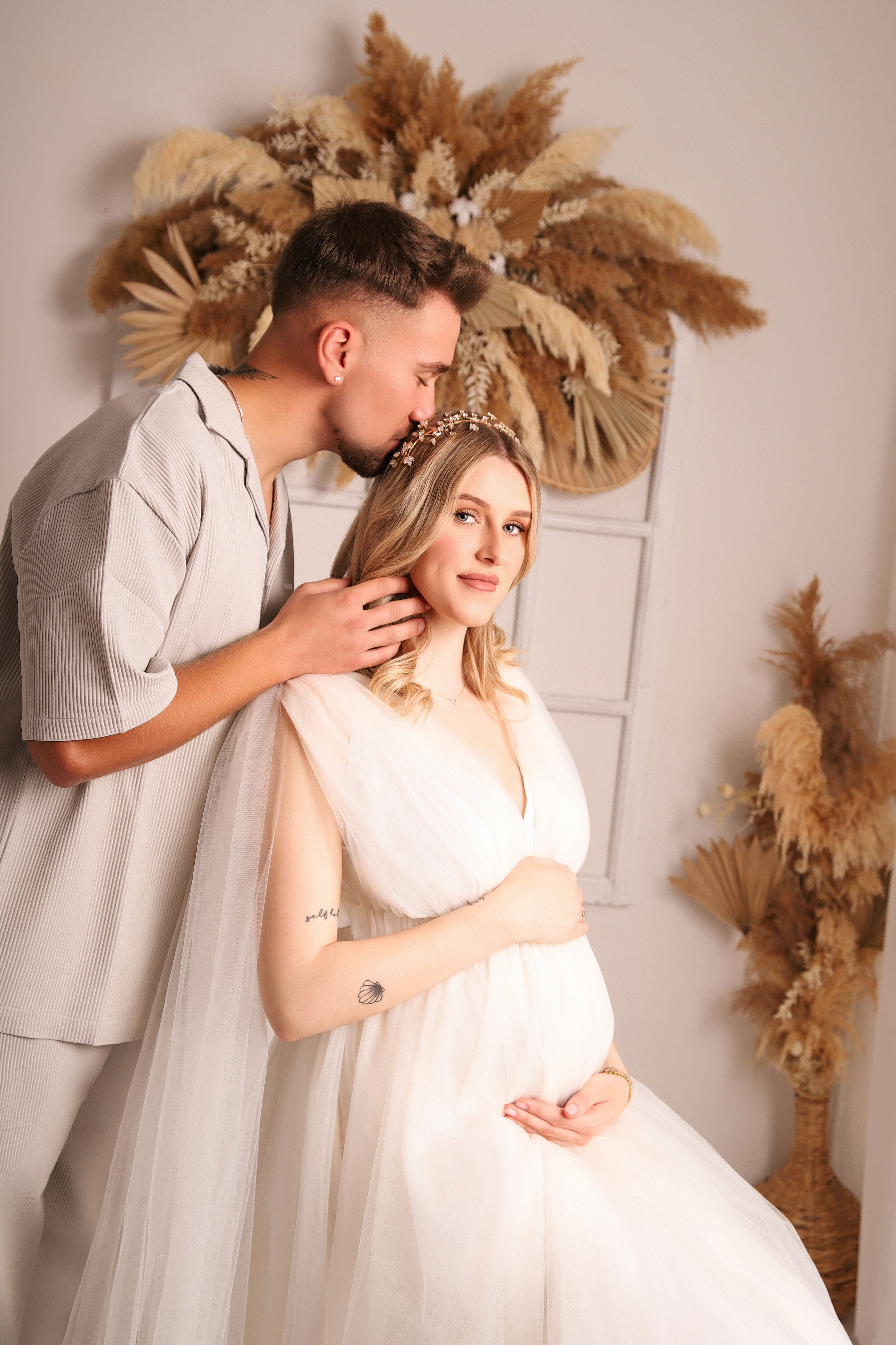 Paar umarmt sich liebevoll bei einem Babybauchshooting