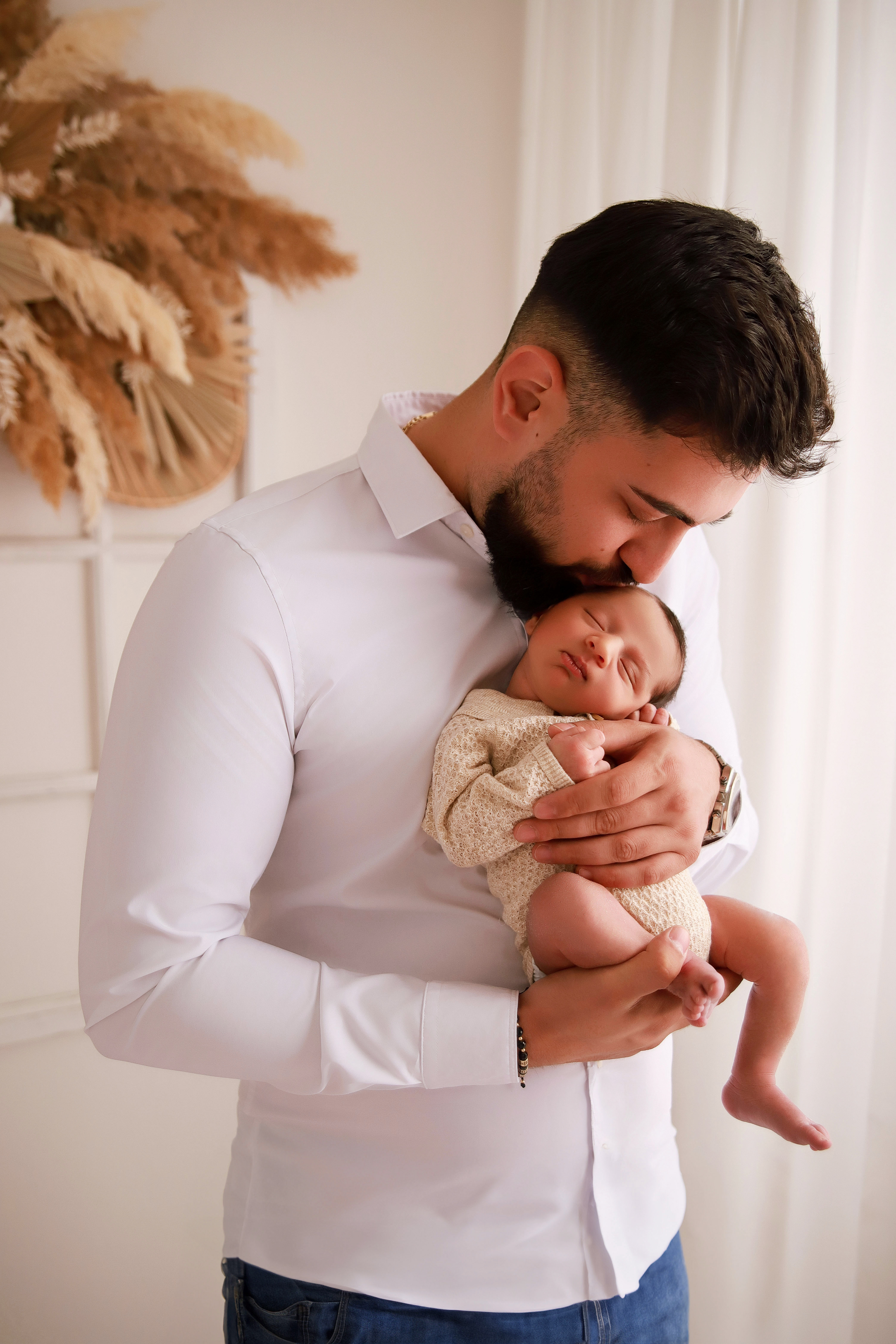 Papa Baby Pose, papa küssen kopf des Babys - Neugeborneneshooting