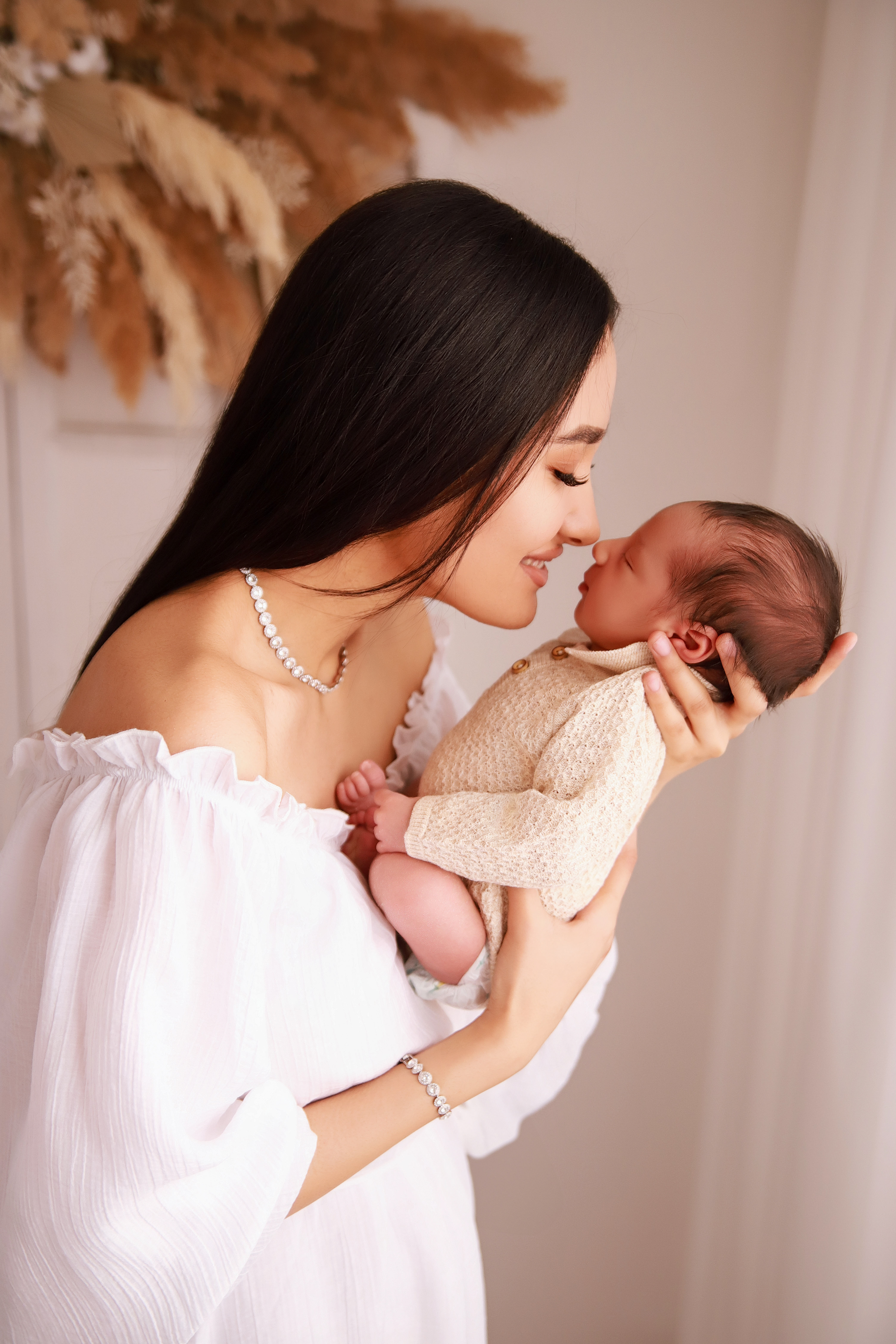 Mama Babypose mit einer Nase zu Nase Pose
