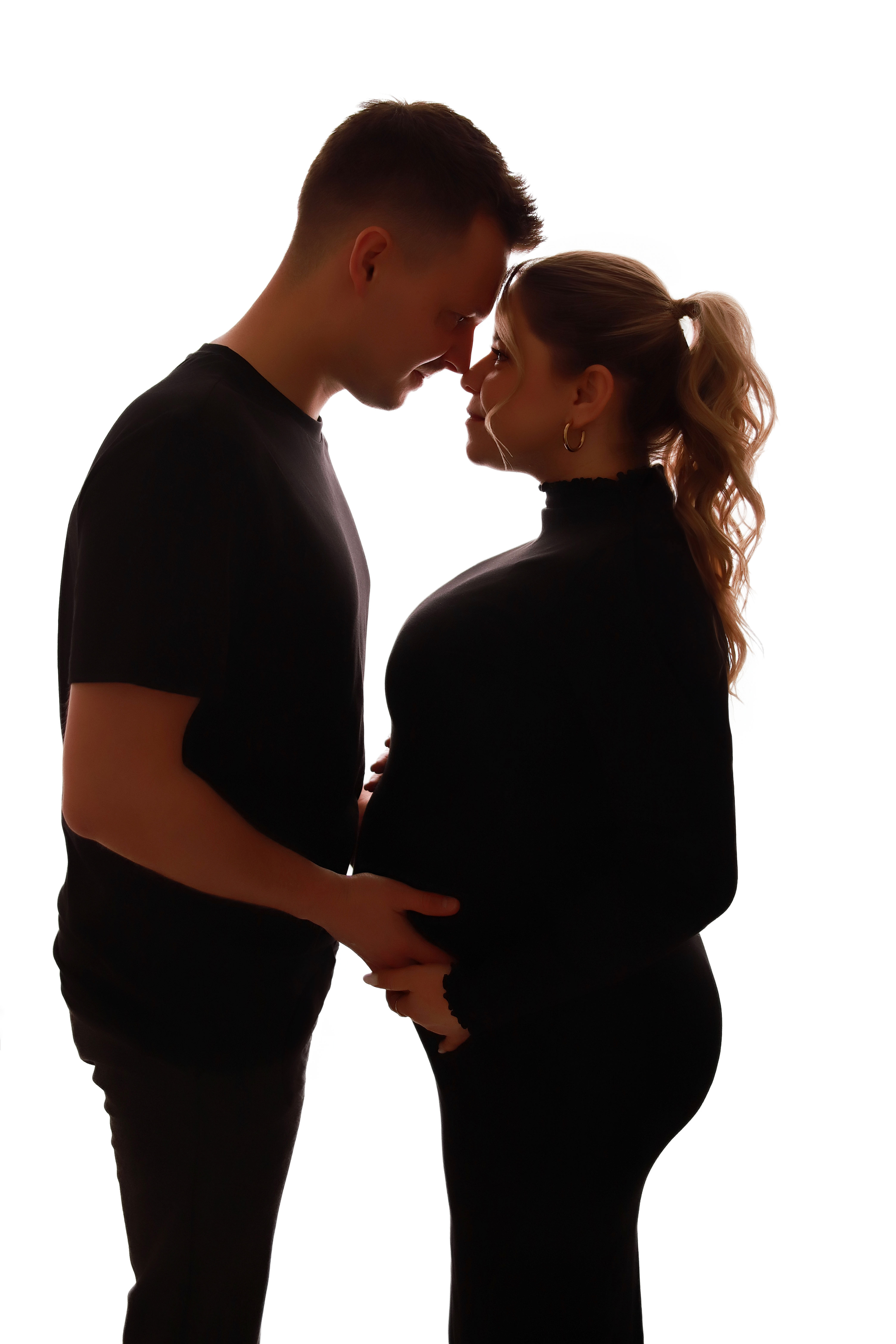 Schattenbild eines Paares während einem Babybauchshootings