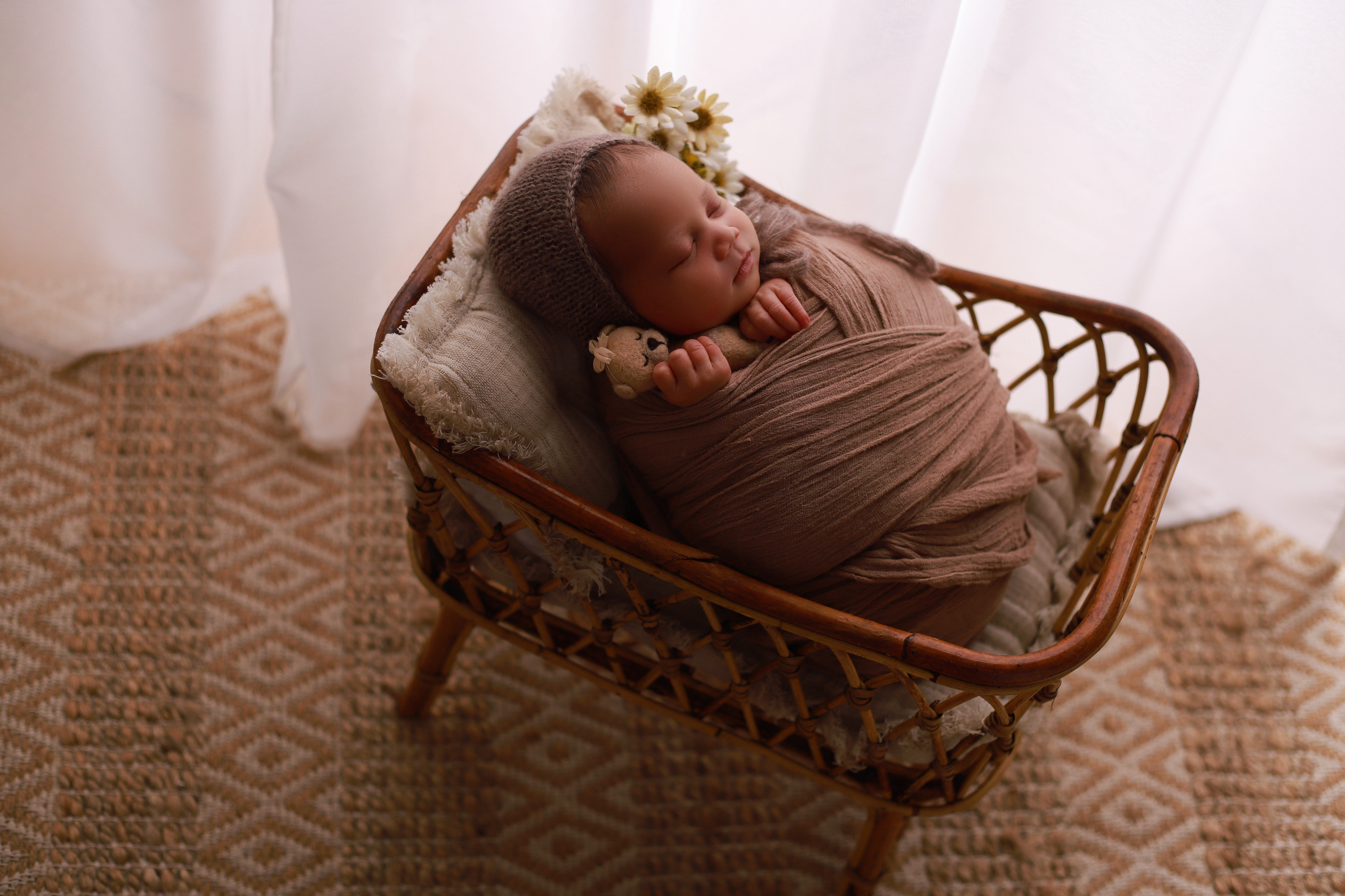 schlafendes Baby in einem Rattanbett - Newbornshooting