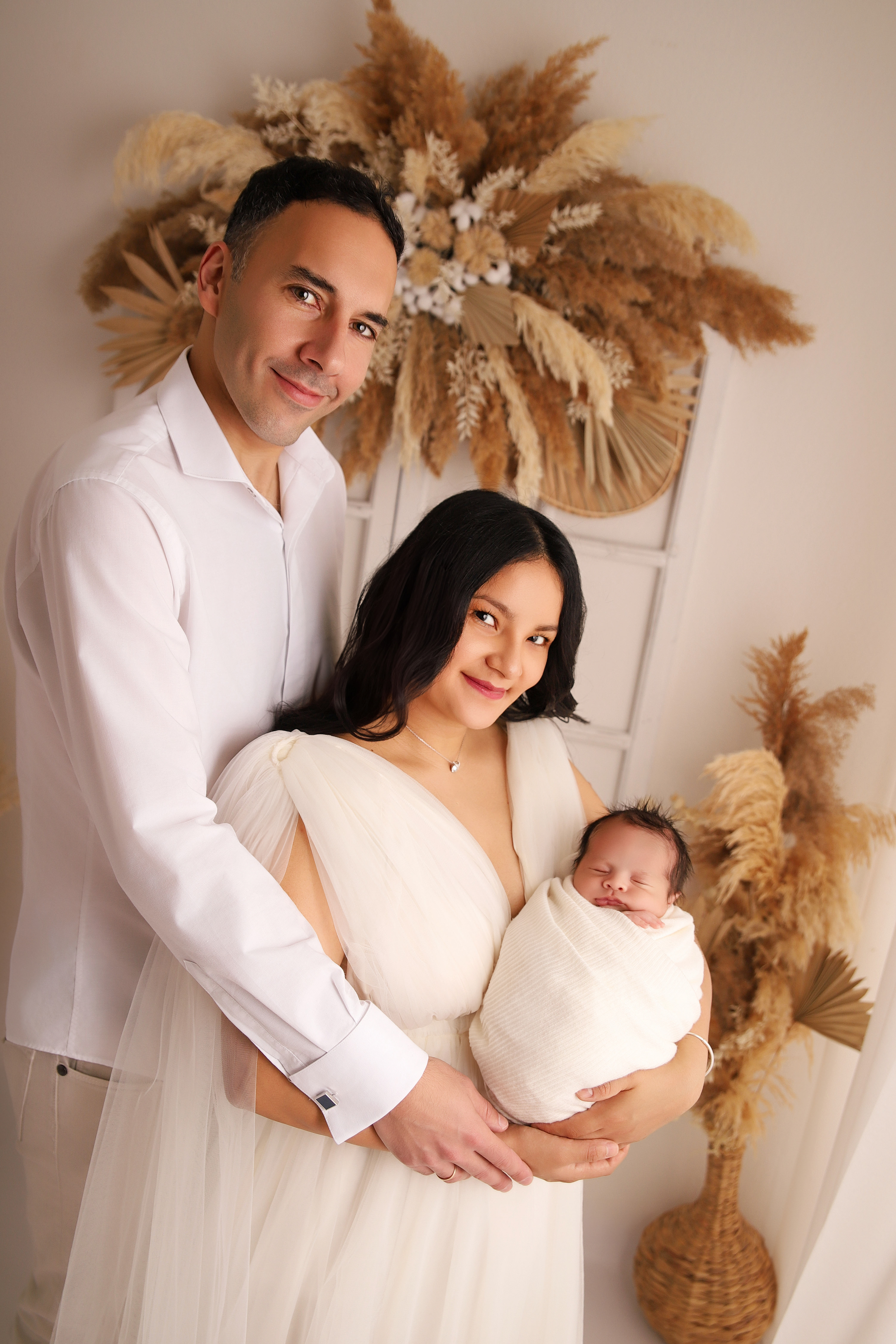Familienbild während einem Newborn shooting in einem schönen Bohostil