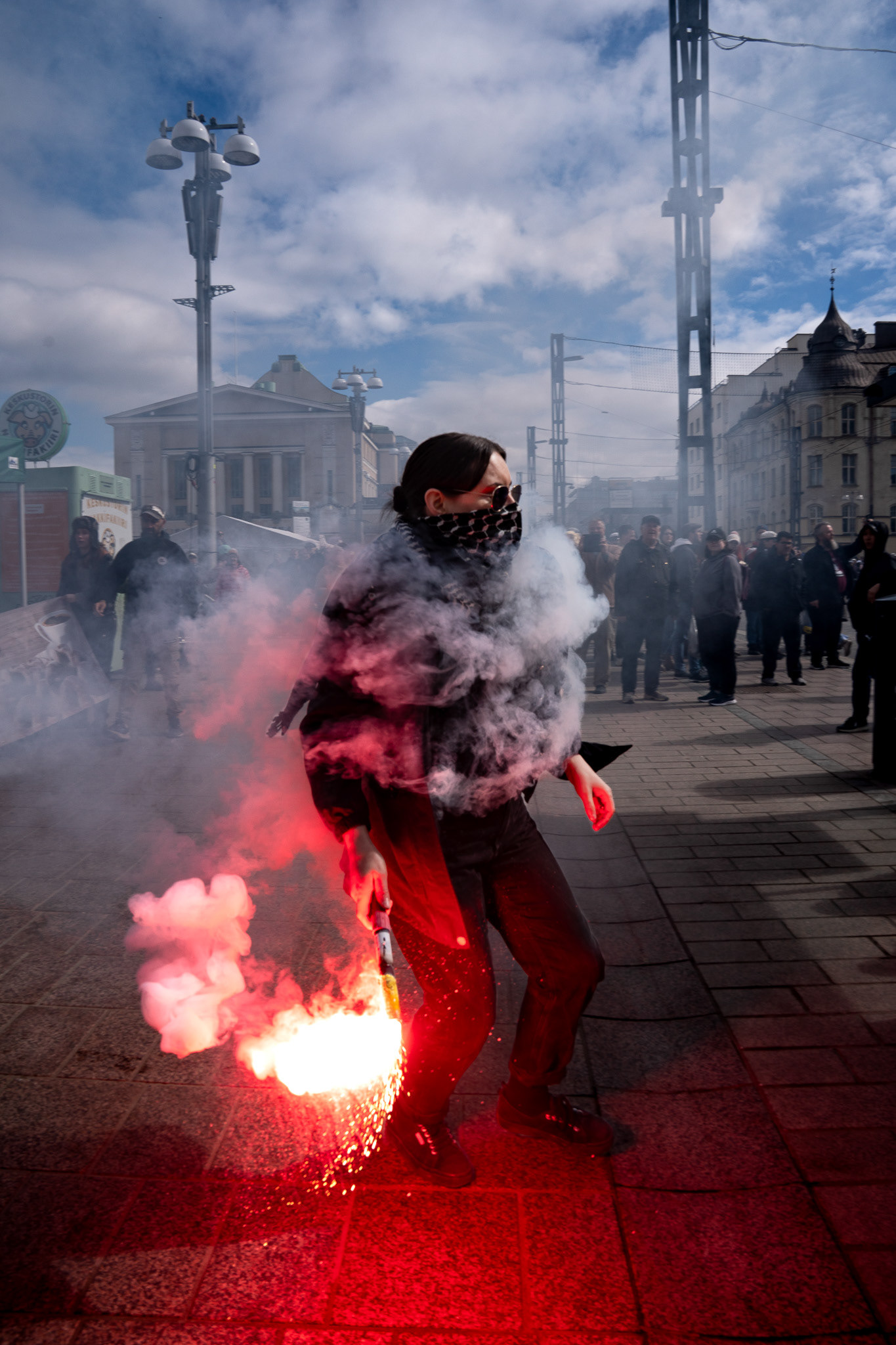  Tampereella  1.5.2025 järjestettiin laitaoikeistolainen Valkoinen  Vappu -tapahtuma. Paikalle saapui osallistujien lisäksi suuri joukko mellakkapoliiseja ja vastamielenosoittajia, sekä tavallista vappuväkeä. Poliisit eivät yrityksistään huolimatta onnistuneet estämään yhteenottoja.