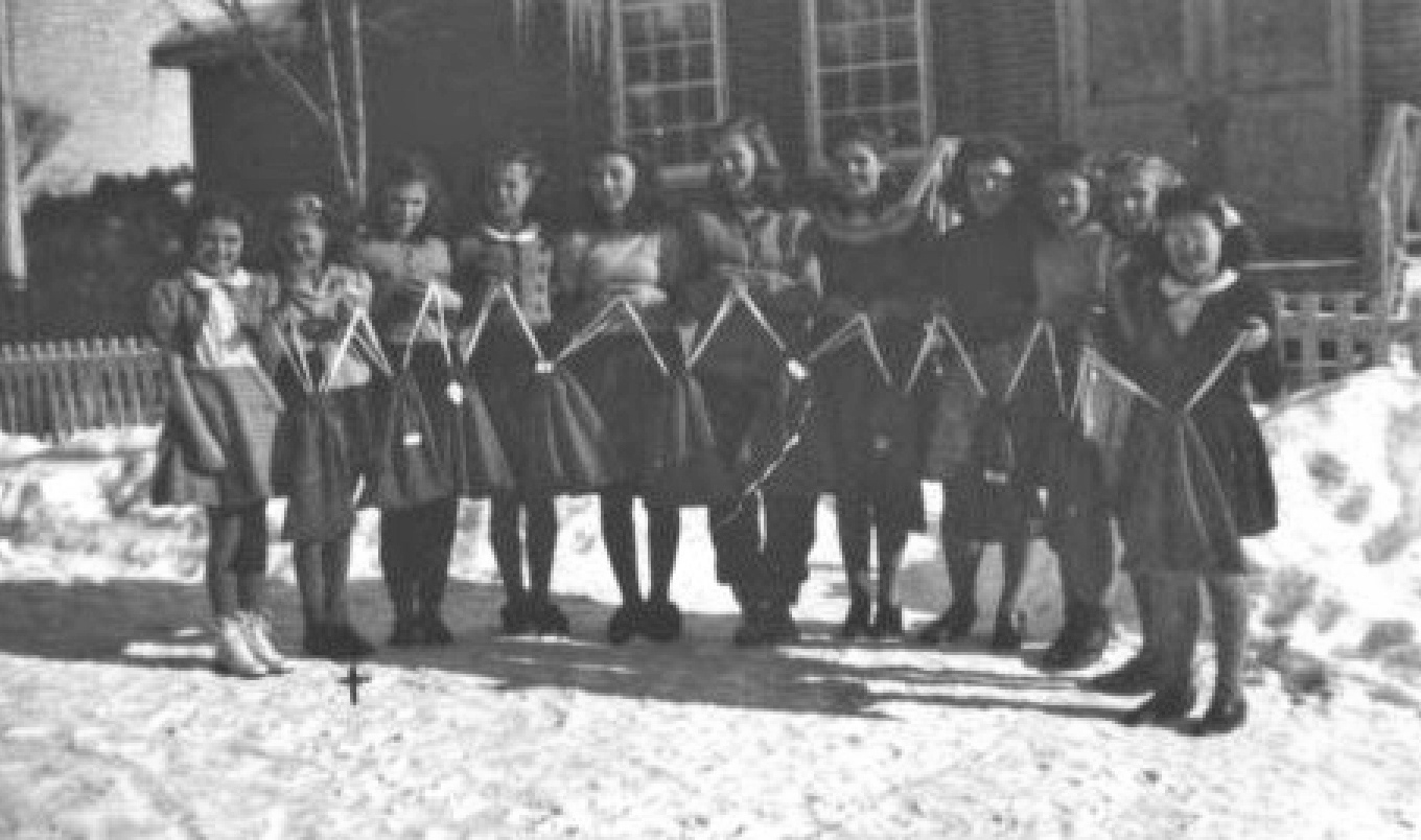 Diddy Bags circa 1943 Eva Leach, Pat Spry, Geraldine Bond, Audrey Glanville, Frances Golden, Marjory Glanville, Mae Golden, Madeline Witty, Helen Golden, Sheila Glanville, Reva Witty