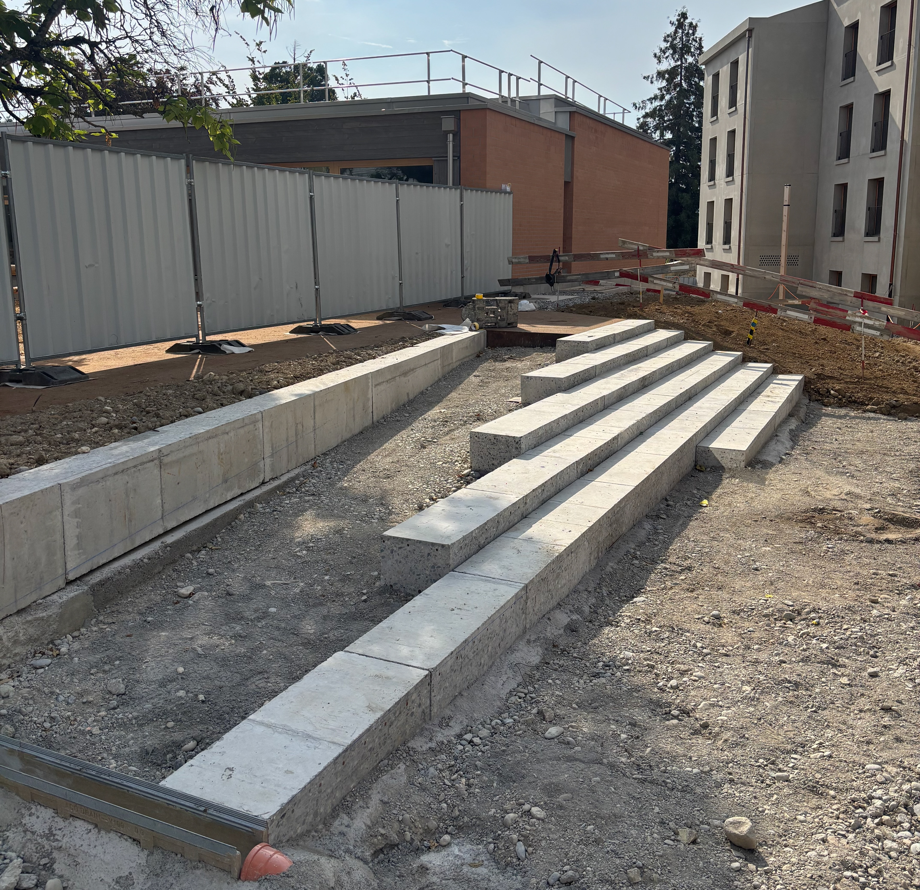 escalier et muret de soutènement en béton de réemploi