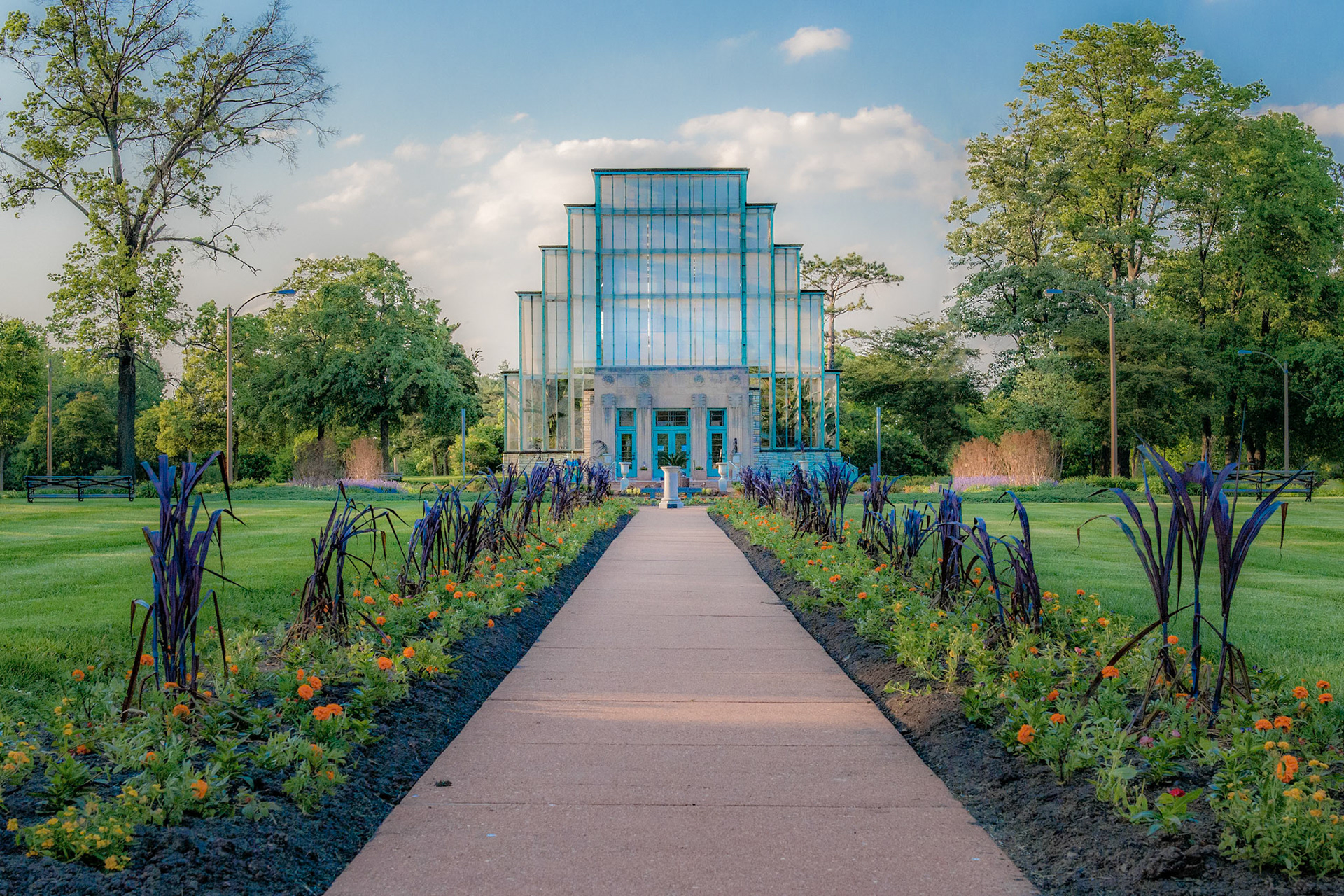 The Jewel Box is a display greenhouse in Forest Park, noted for its unconventional, cantilevered, vertical glass walls rising 50 feet high. It hosts special floral shows at Christmas, early Spring, Easter, Mother’s Day, Summer and Fall.
