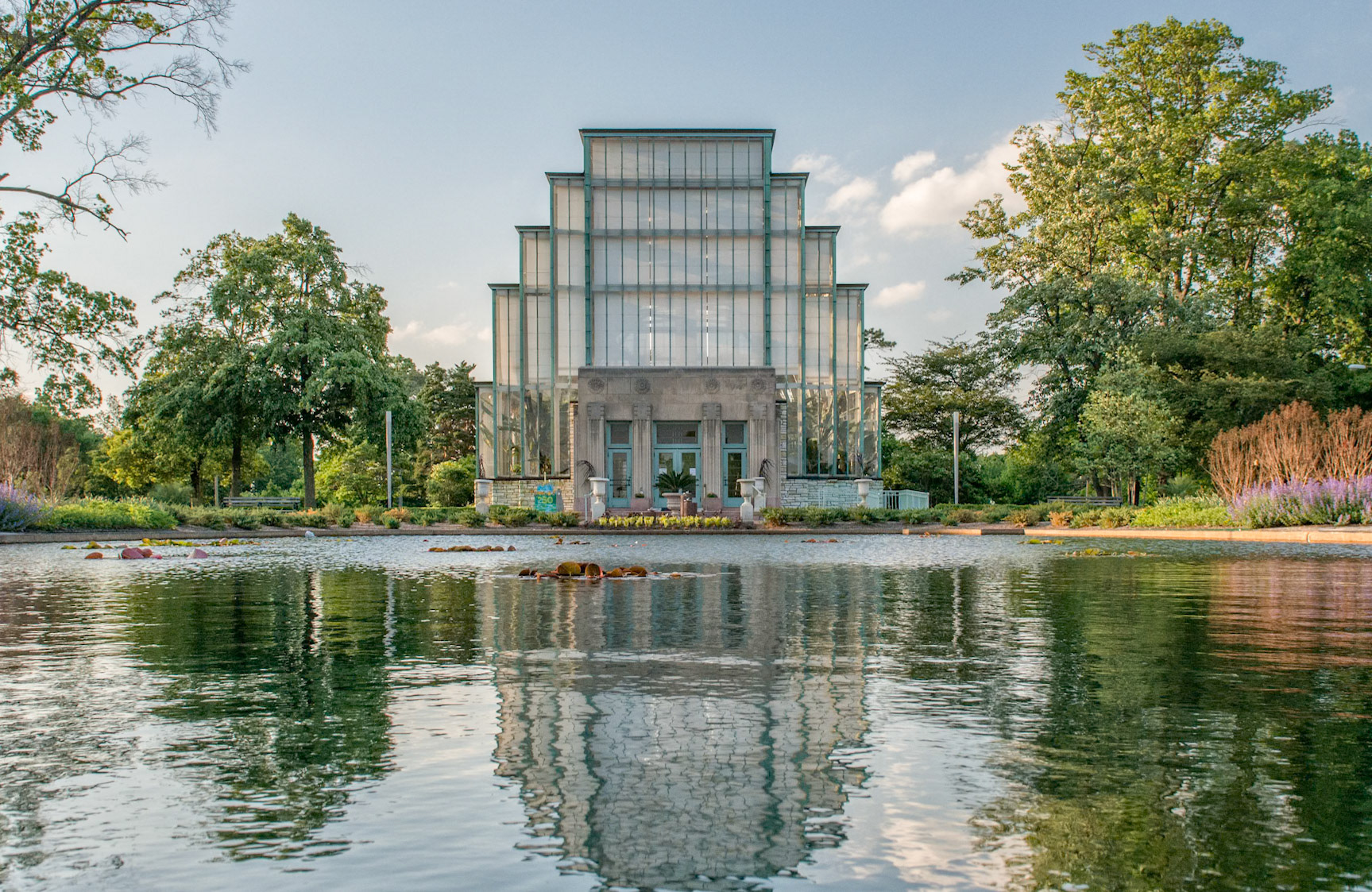 The Jewel Box is a display greenhouse in Forest Park, noted for its unconventional, cantilevered, vertical glass walls rising 50 feet high. It hosts special floral shows at Christmas, early Spring, Easter, Mother’s Day, Summer and Fall.