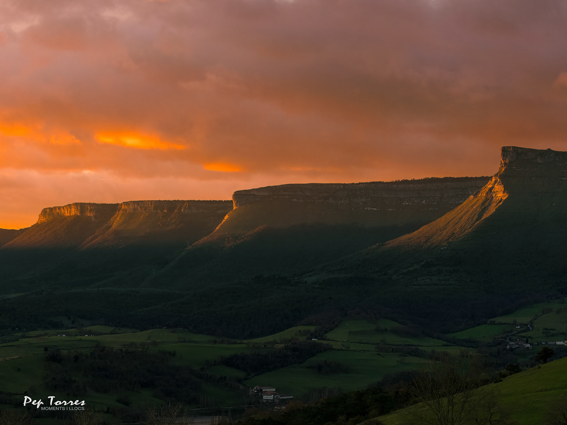 Els pics de Txolope, Solaiera, Bedarbide i Tologorri a la sortida de sol des de l'ermita de Etxaurren. Situada en un turó a uns 2 km del poble de Menoio (vall d'Ayala/Aiara), i que té aquestes vistes espectaculars de la Serra Salvada