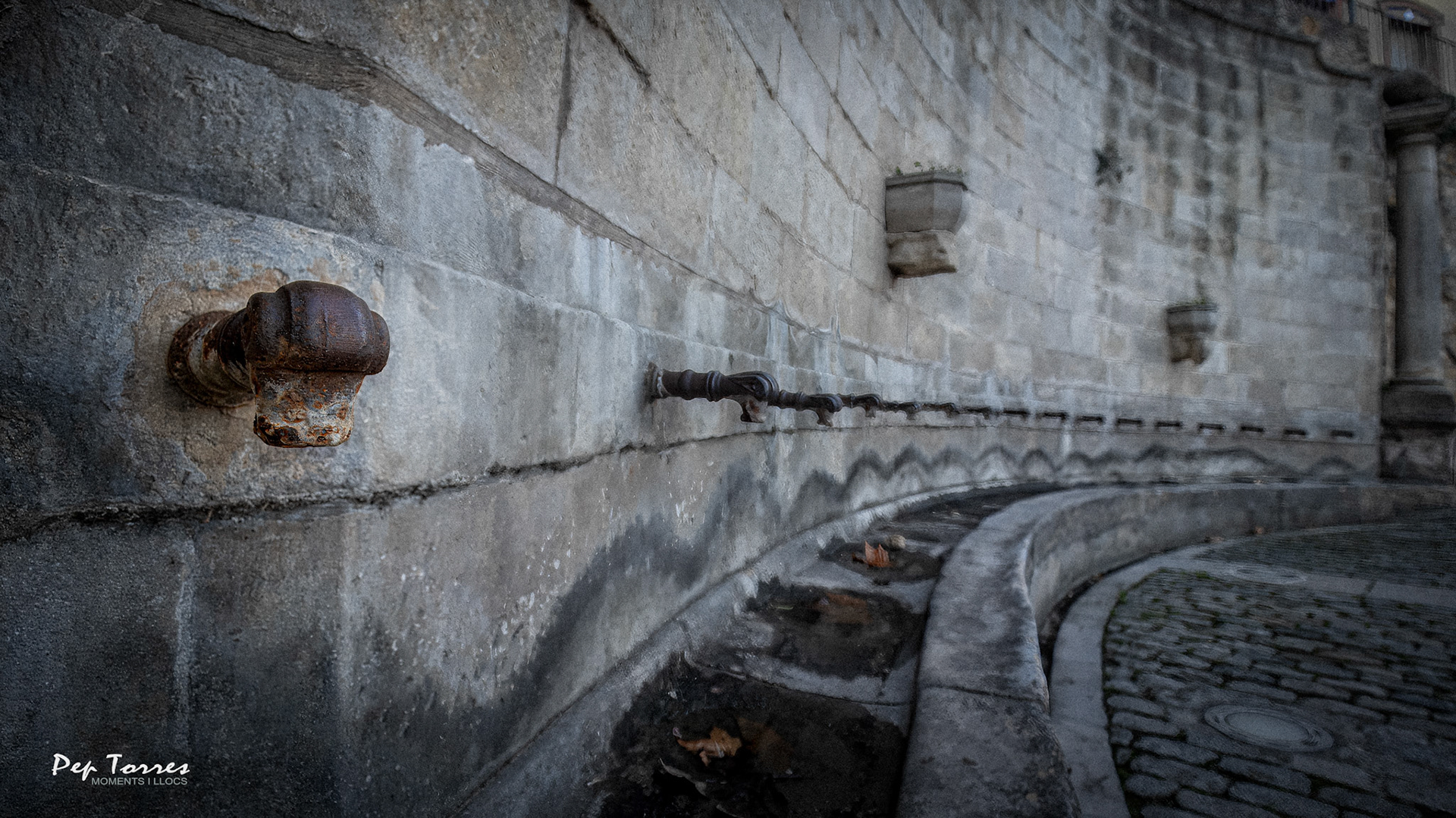 Tercera proposta del #Repte52Imaginem d'@imaginem_fotografia.El 27 de desembre de 2023 TV3 va retransmetre l'acte de lliurament de la tercera edició dels Premis El Temps de les Arts. Cris Juanico es posava en boca aquestes paraules atribuïdes a Lluís Llach en el seu concert de comiat a Verges: "Segurament nosaltres vivim els somnis dels nostres avis i, depenent de la qualitat dels nostres somnis, això és el que viuran els nostres descendents".Més sovint del que voldria, penso que no hem sabut somiar i el món que deixarem serà pitjor del que ens van llegar. Aleshores, m'aferro a la Cançó de carrer de Ramon Muntaner, enregistrada l'any 1975 i vull pensar que encara i som a temps. Tant de bo sigui així