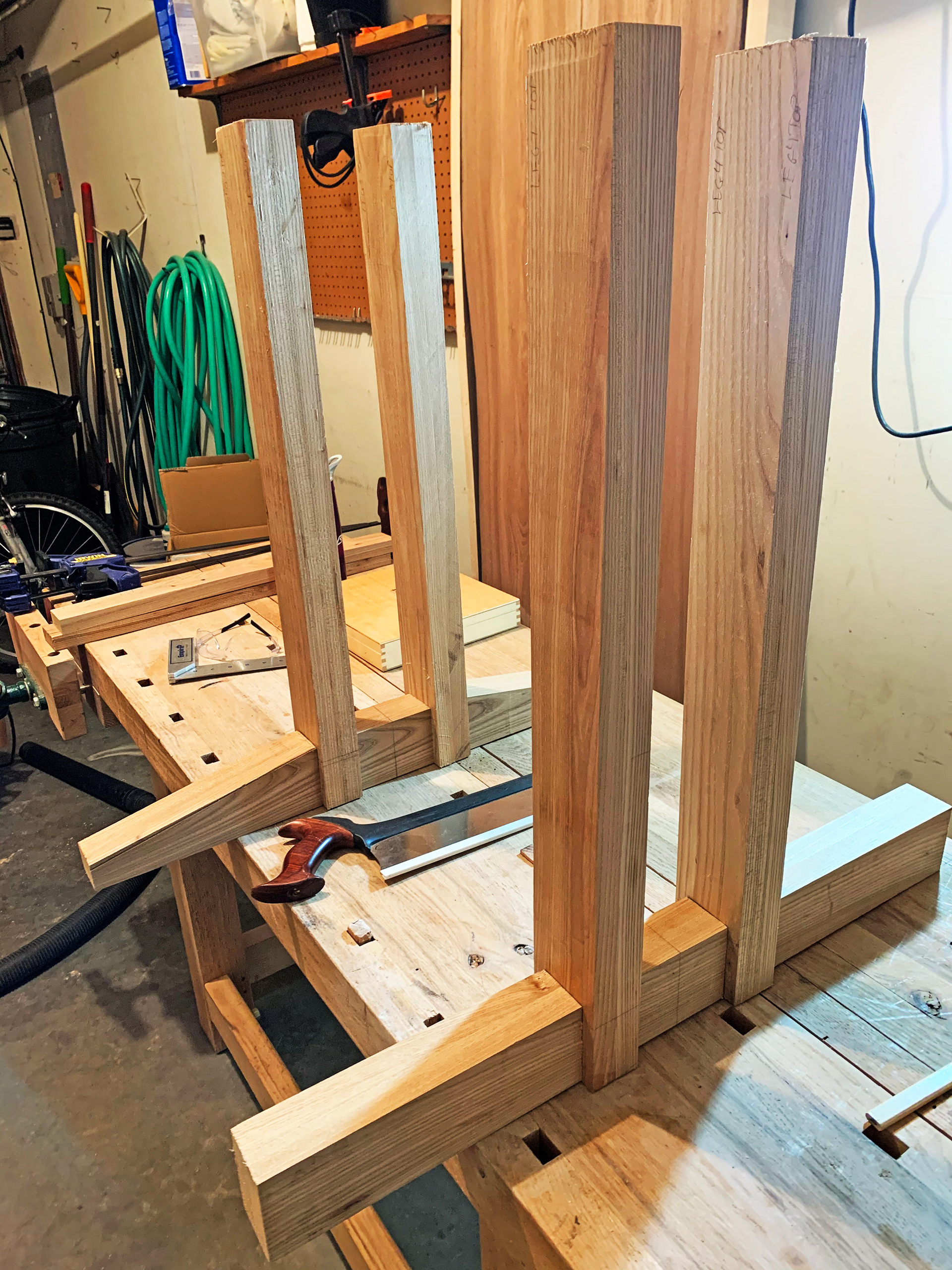 LEG SUB-ASSEMBLY USING SADDLE JOINTS