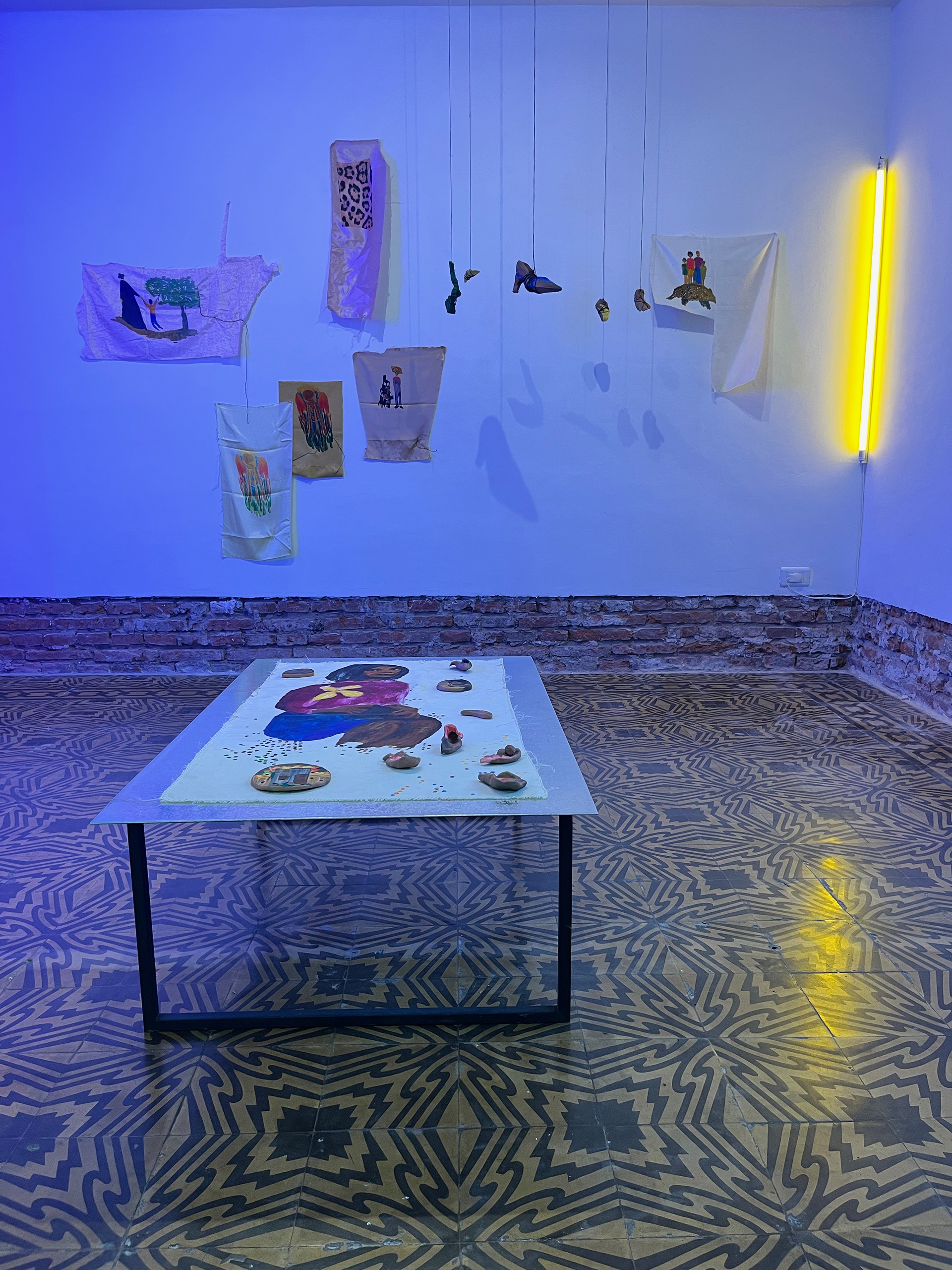 Sin aportes. Vida y transmutación de Isidora Morales en río Caraparí (2024). Textil y cerámica; 100 cm x 110 cm. Salta - La Plata. Galeria La Arte Contemporánea, Salta, 2024