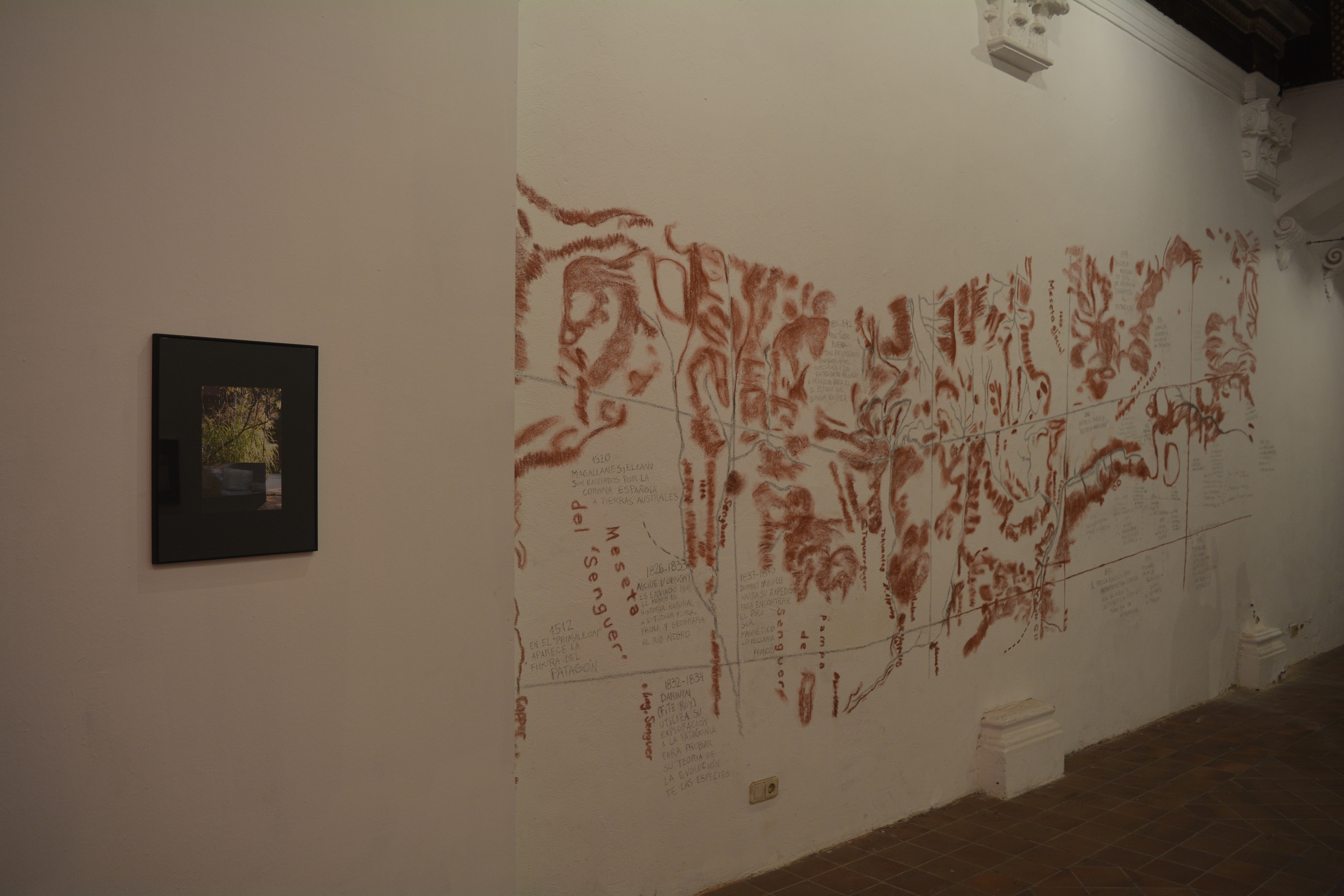 Enterratorios, Duen Neka'hen Sacchi, lápiz de sanguina sobre pared. Capella de Sant Roc, 2018