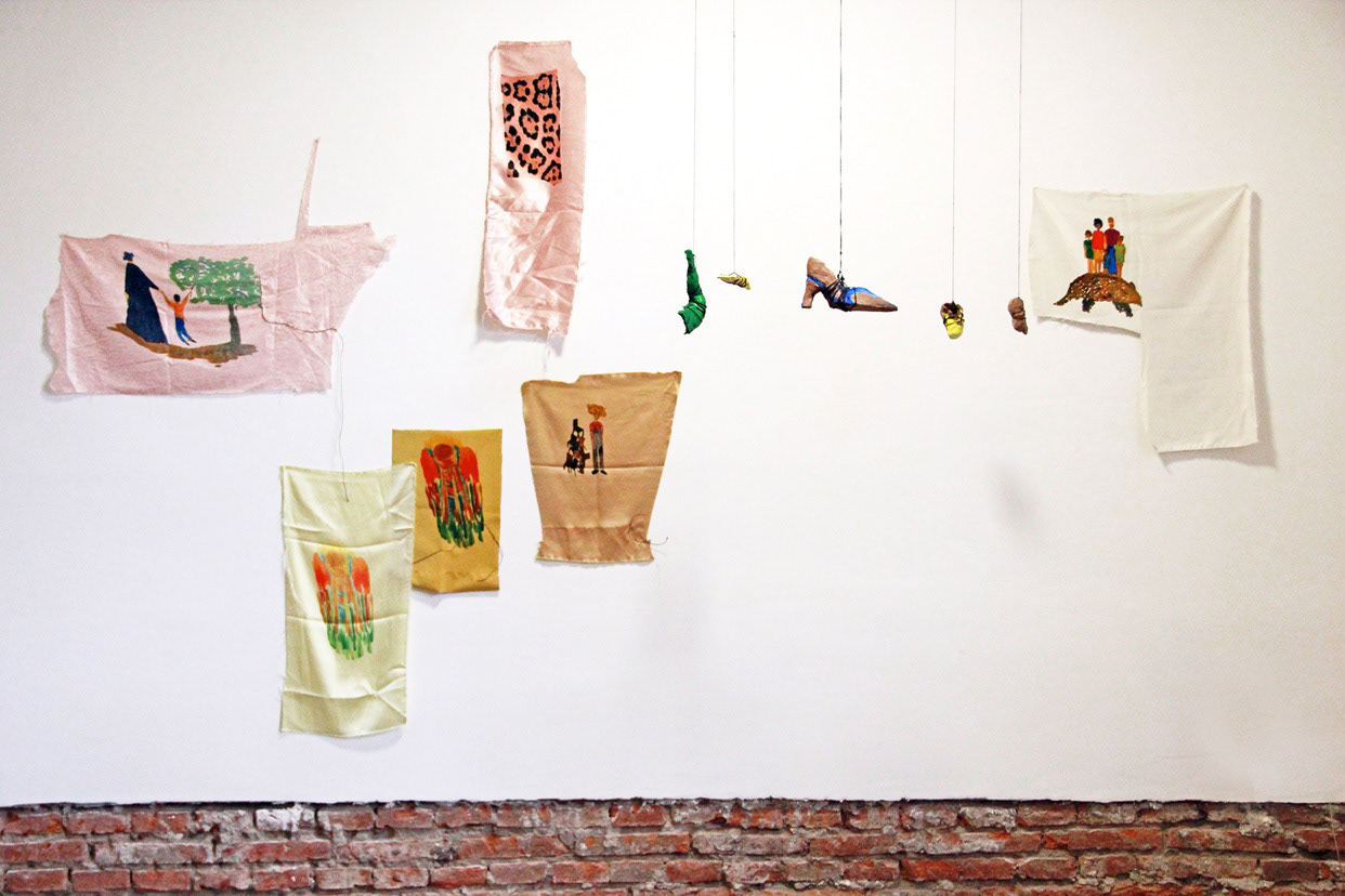 Una sola escena (2021-2023). Retazos de textil, cerámica, hilos de chaguar e hilos dorados y una canción de cuna (Pronto Venceremos). Medidas variables. Buenos Aires - Santiago del Estero - Guatemala. Galeria La Arte Contemporánea, Salta 2024