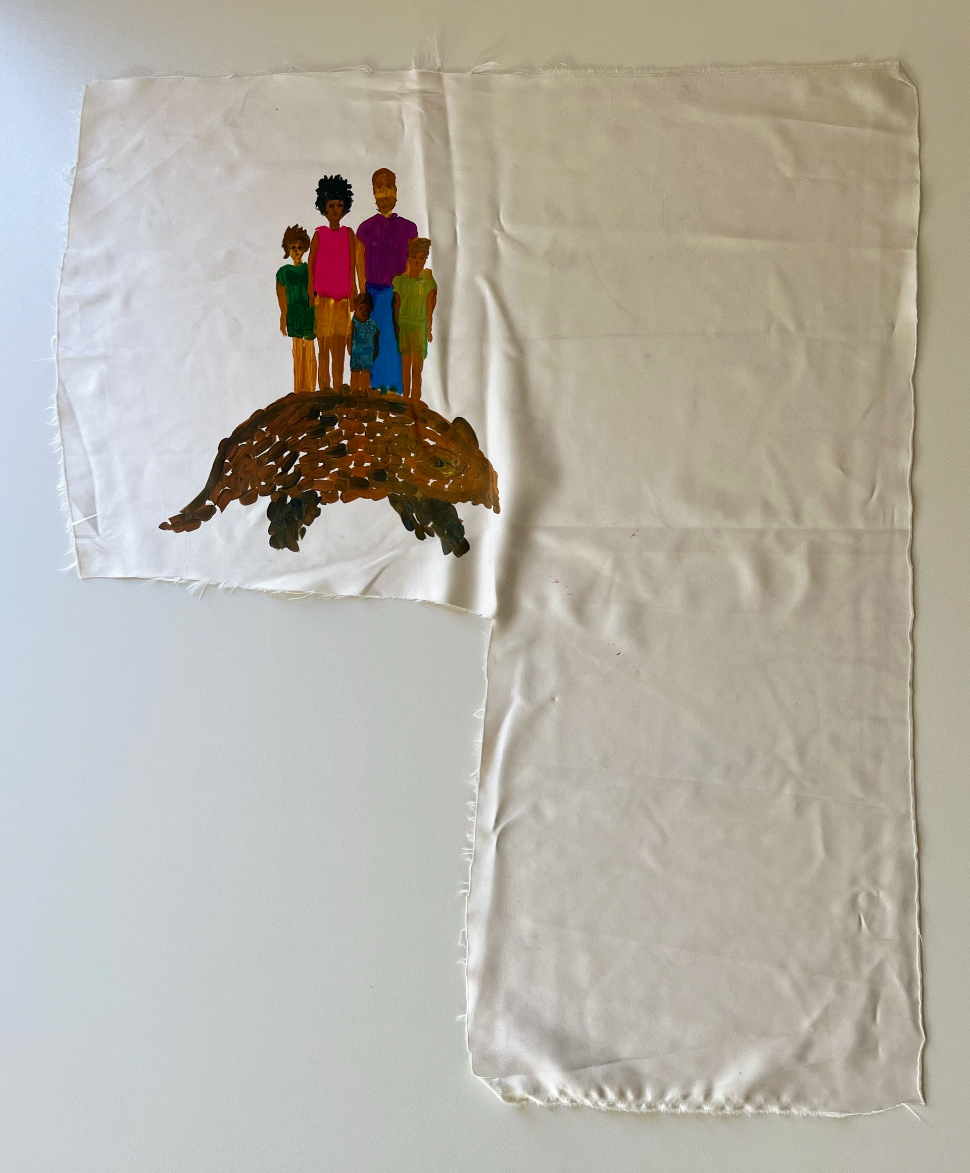 Una sola escena: Retrato de familia sobre mulita en exilio interno (2023). Pintura sublimada sobre retazo de raso para vestido de novia blanco de fábrica cerrada 50 x 62 cm.