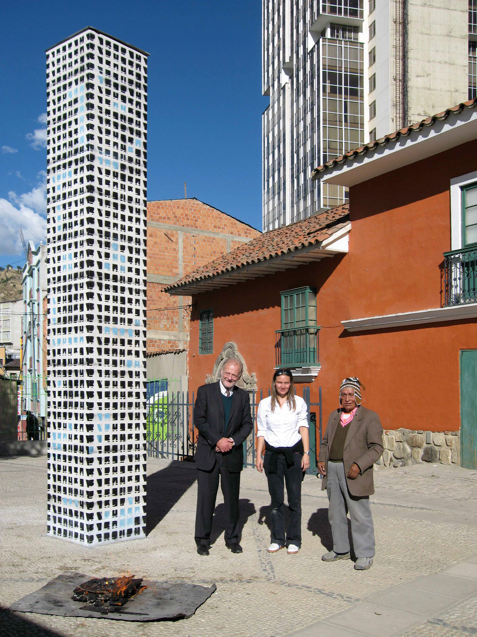 Deutscher Botschafter Bolivien, Künstlerin Wilde und lokaler Schamane in La Paz bei der Einweihung des Turmes, Eröffnung Biennale SIART La Paz 2007