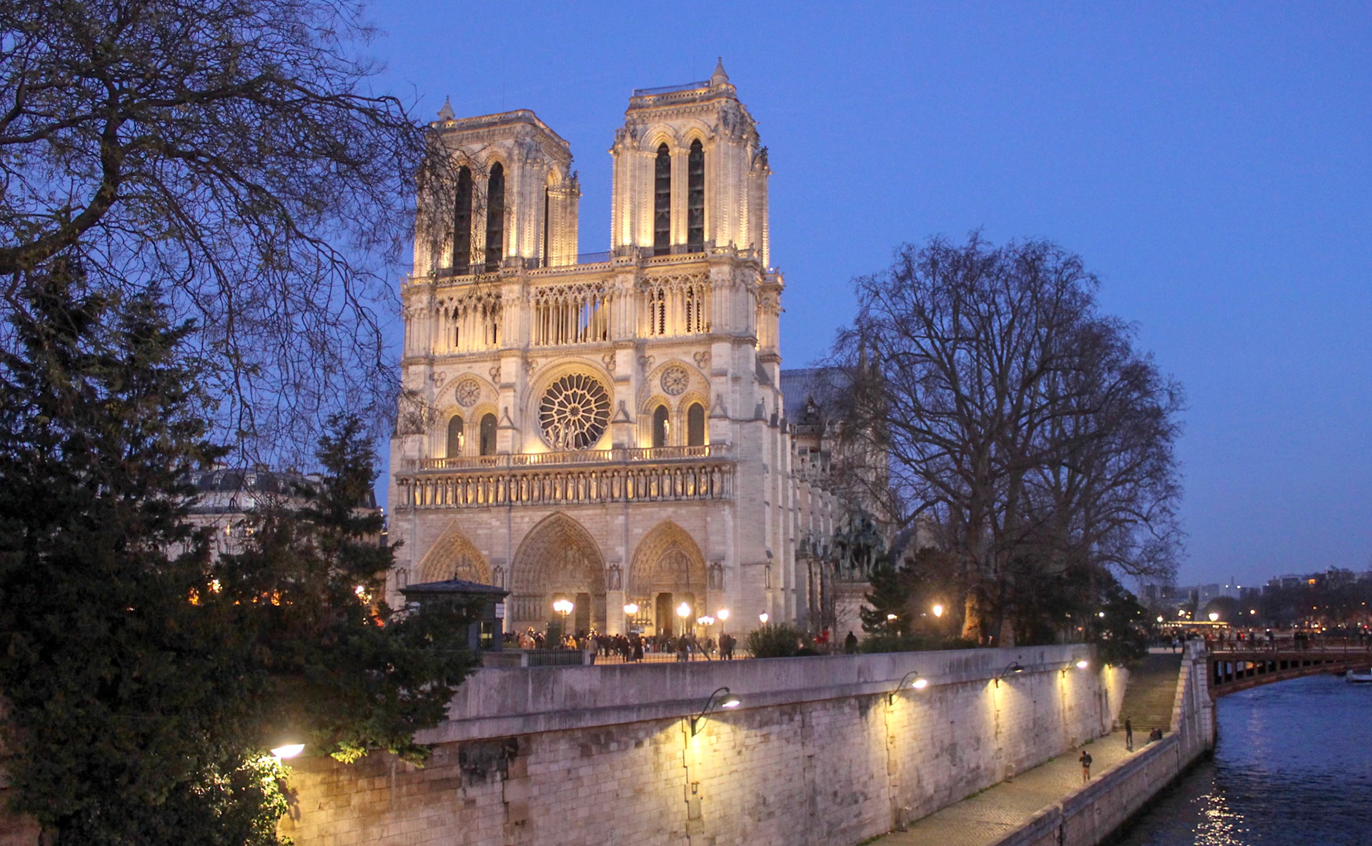 Cathédrale Notre-Dame de Paris from the river bank