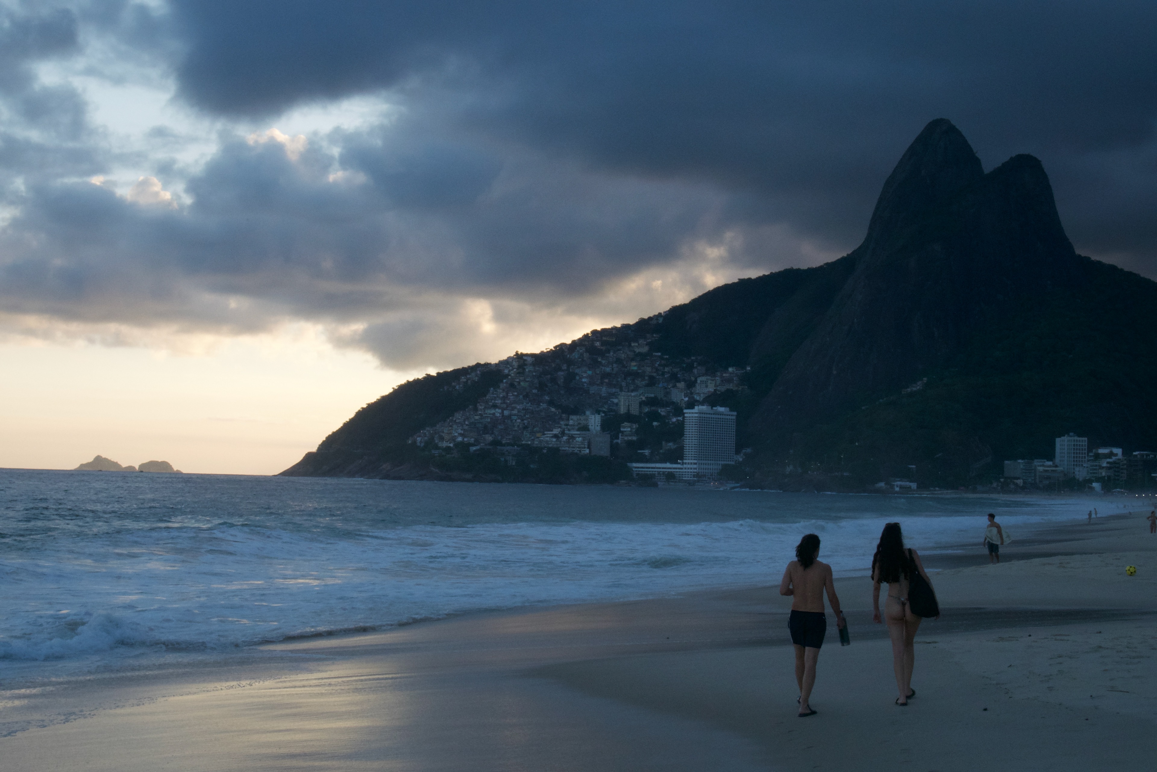 I can see the mountains. 