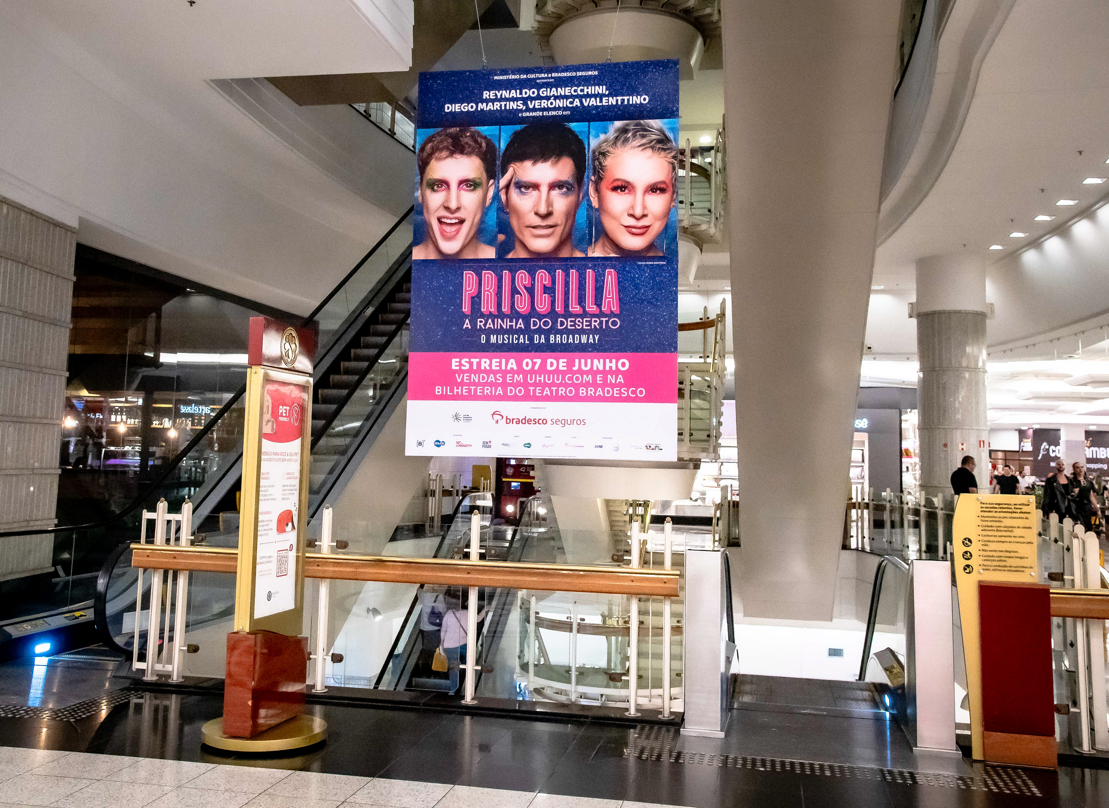Advertisement at Bourbon Shopping, where Bradesco Theater is located.
