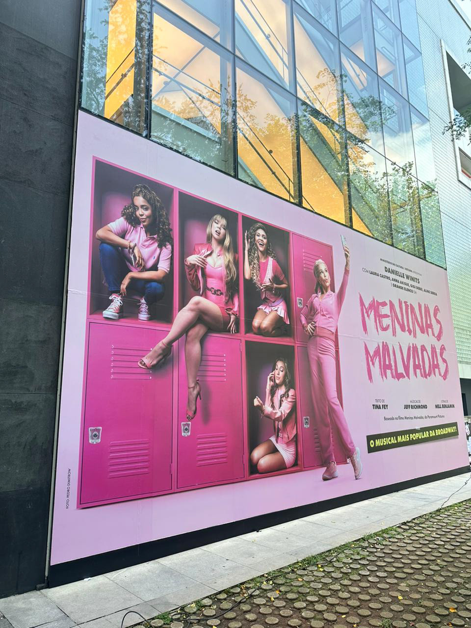 Panel outside Santander Theater facing the Marginal Pinheiros Expressway. (front view)