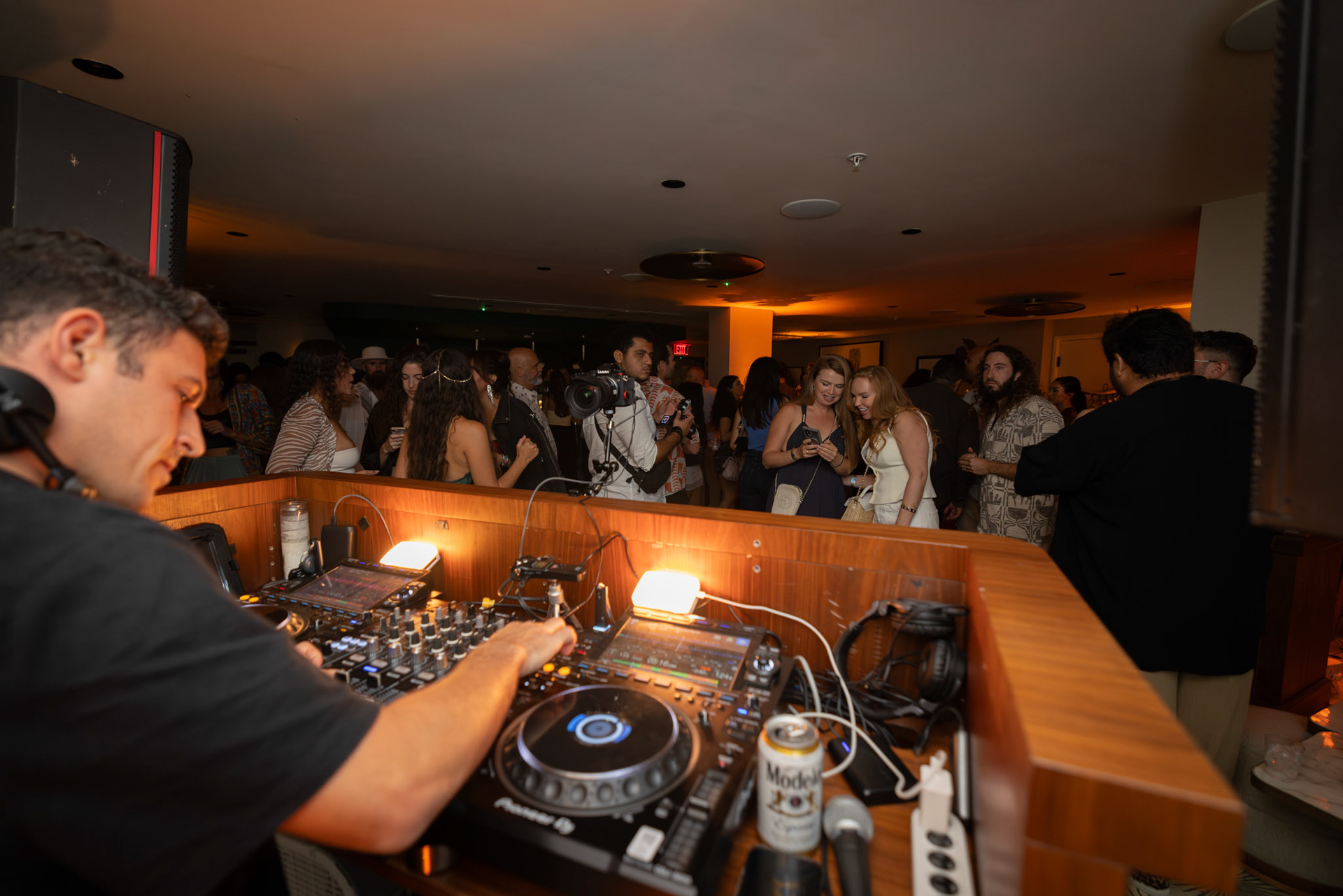 Crowd shot of TAHL | Shot on R5 Mark II