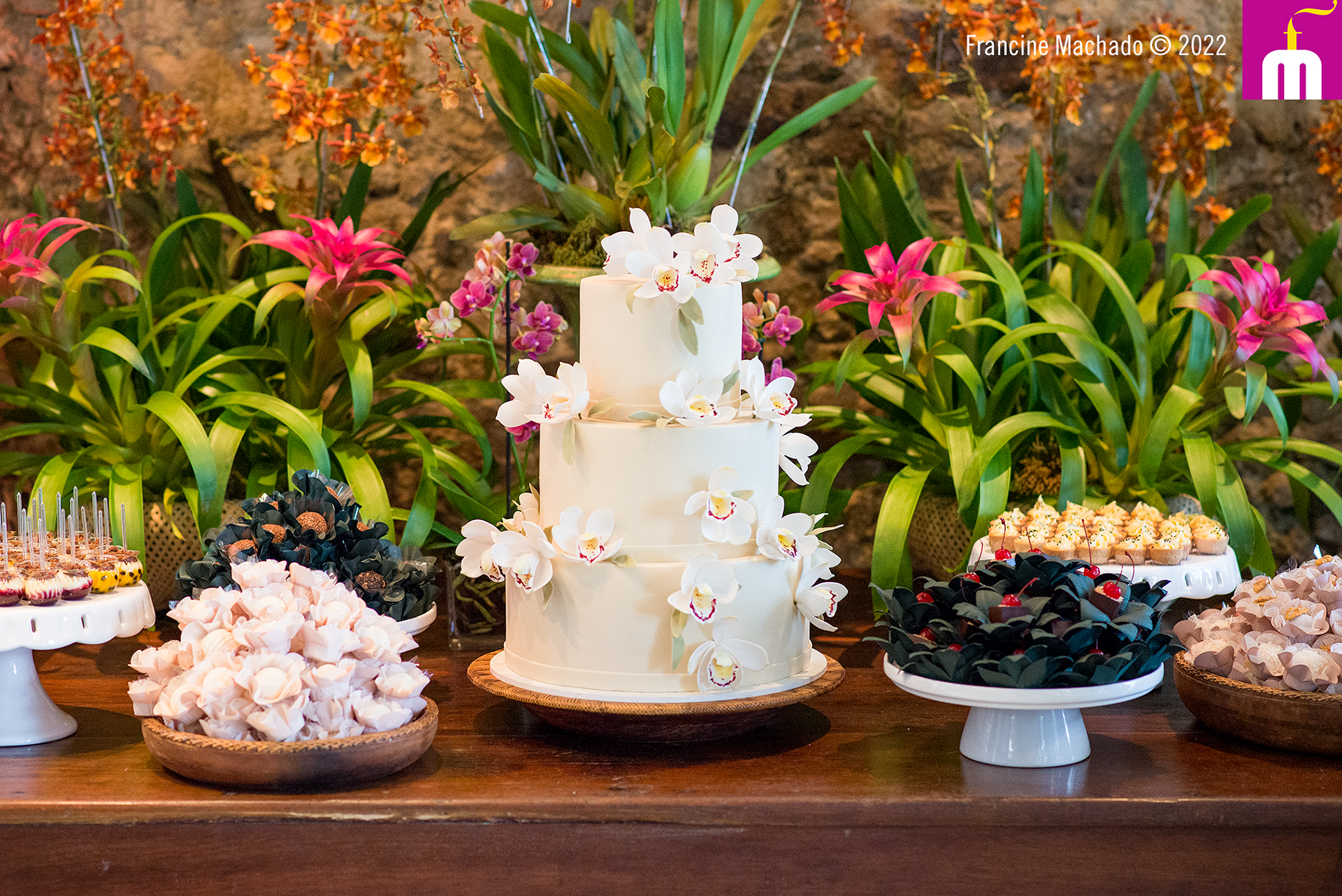 Francine Machado – Cake & Design – Bolos e Doces – Casamento – Bolo de 3 andares com flores de açúçar – Paraty – RJ