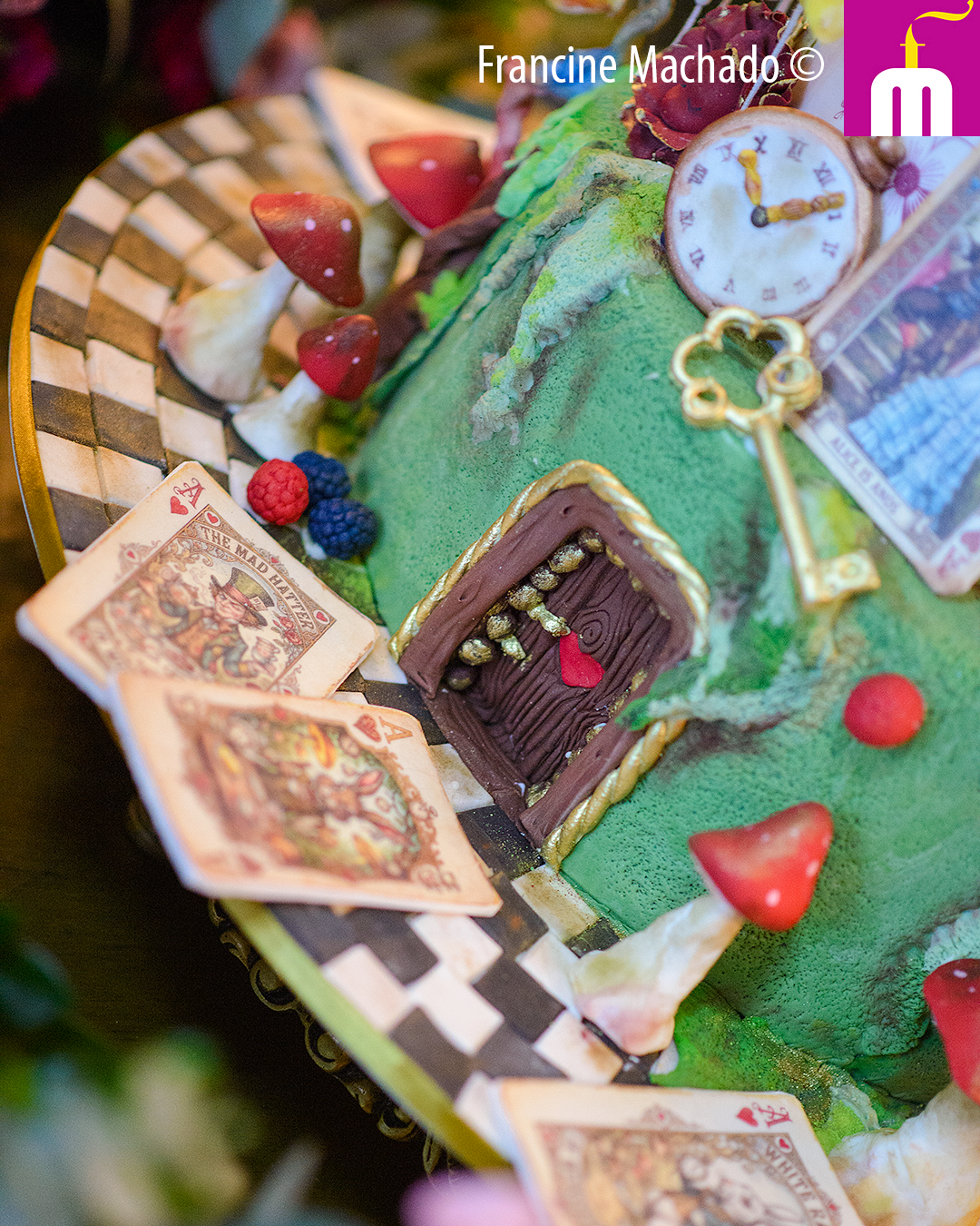 Francine Machado – Cake & Design – Bolos e Doces - Bolo para Festa de 15 anos – Alice no País das Maravilhas