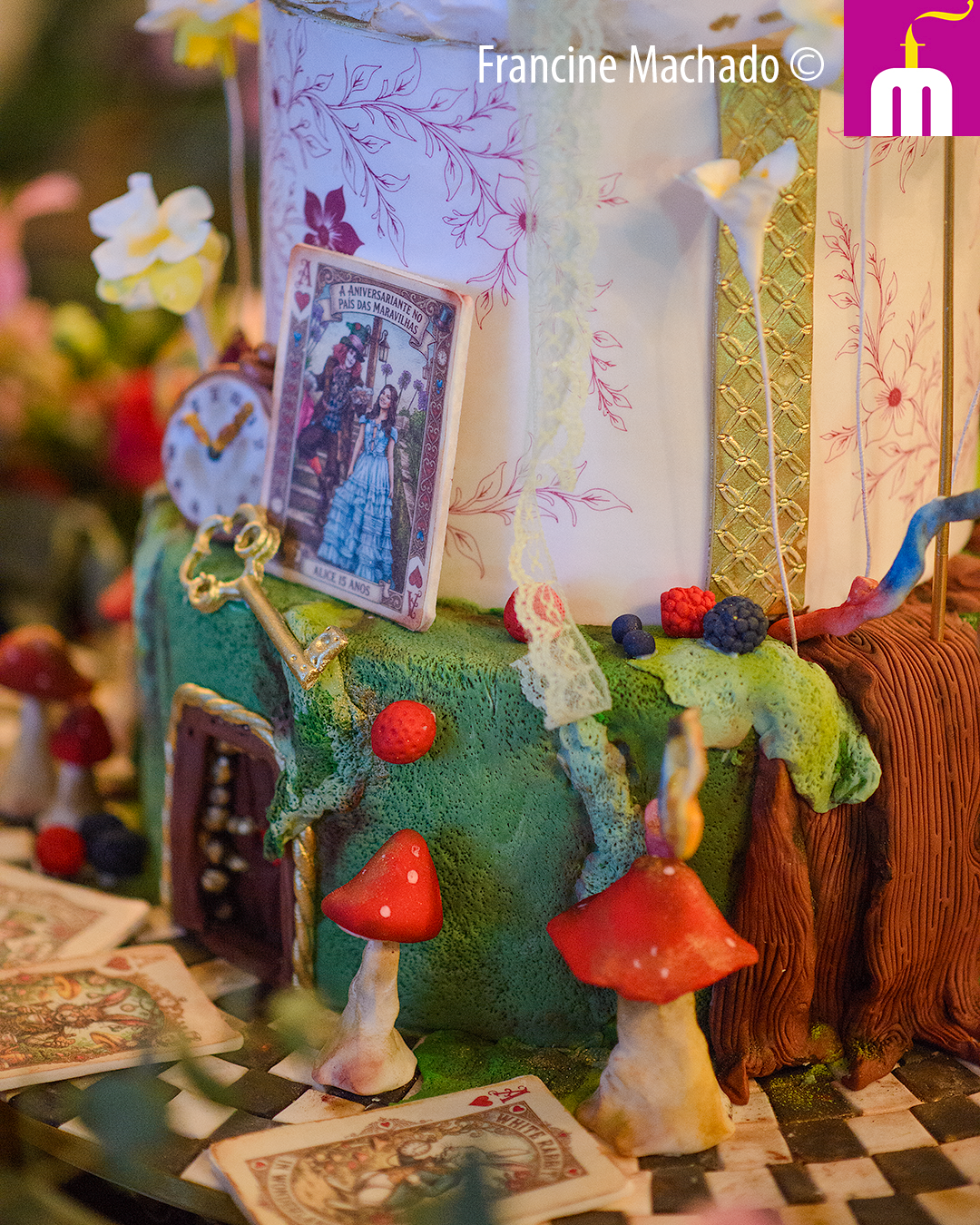 Francine Machado – Cake & Design – Bolos e Doces - Bolo para Festa de 15 anos – Alice no País das Maravilhas