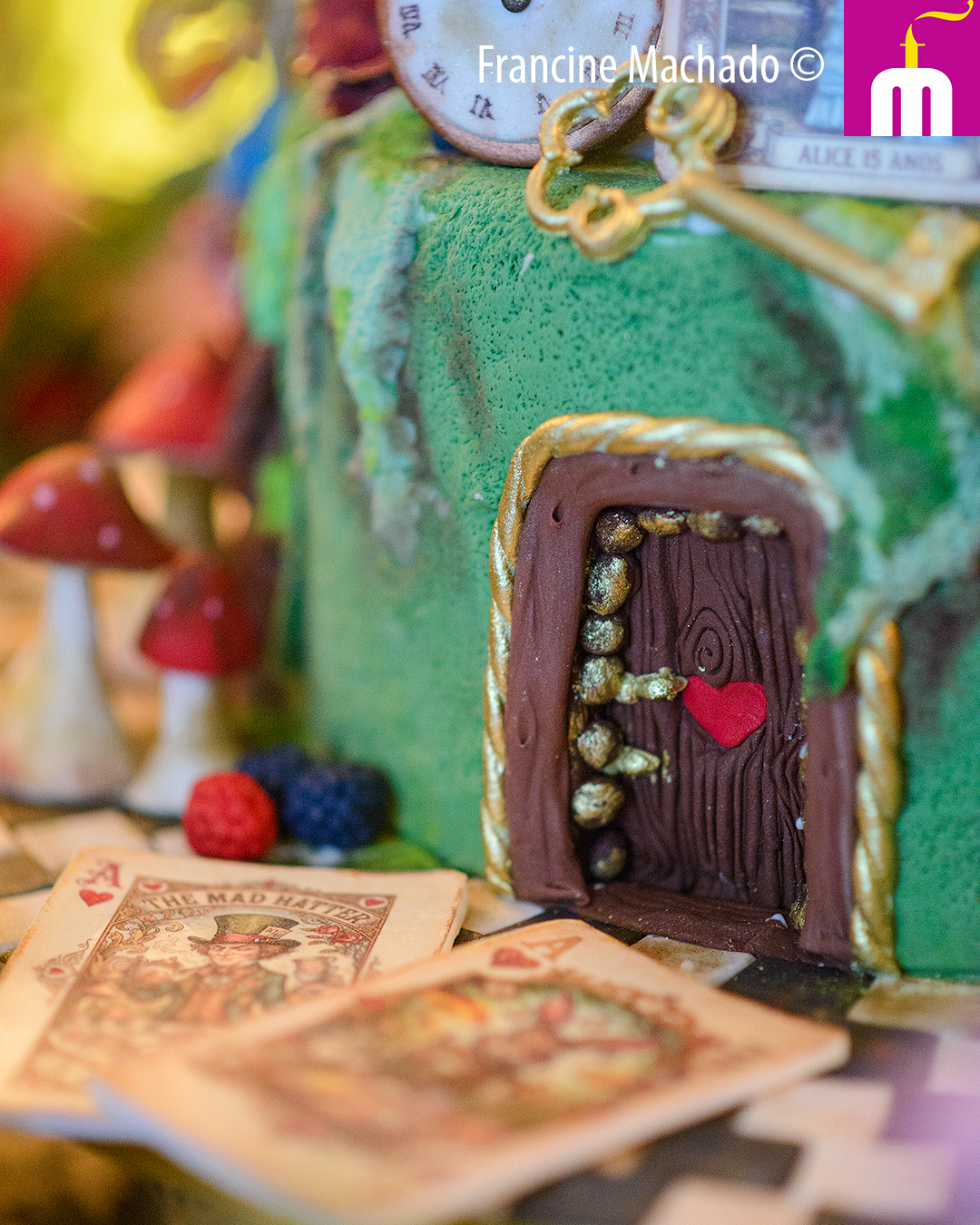 Francine Machado – Cake & Design – Bolos e Doces - Bolo para Festa de 15 anos – Alice no País das Maravilhas