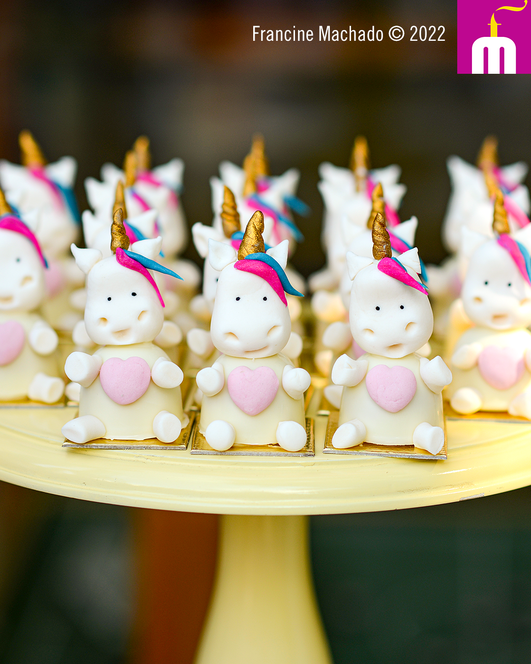 Francine Machado – Cake & Design – Bolos e Doces – Bolo Infantil Esculpido e Cupcakes no tema Unicórnio – São José dos Campos – SP