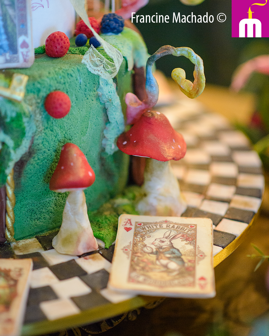 Francine Machado – Cake & Design – Bolos e Doces - Bolo para Festa de 15 anos – Alice no País das Maravilhas