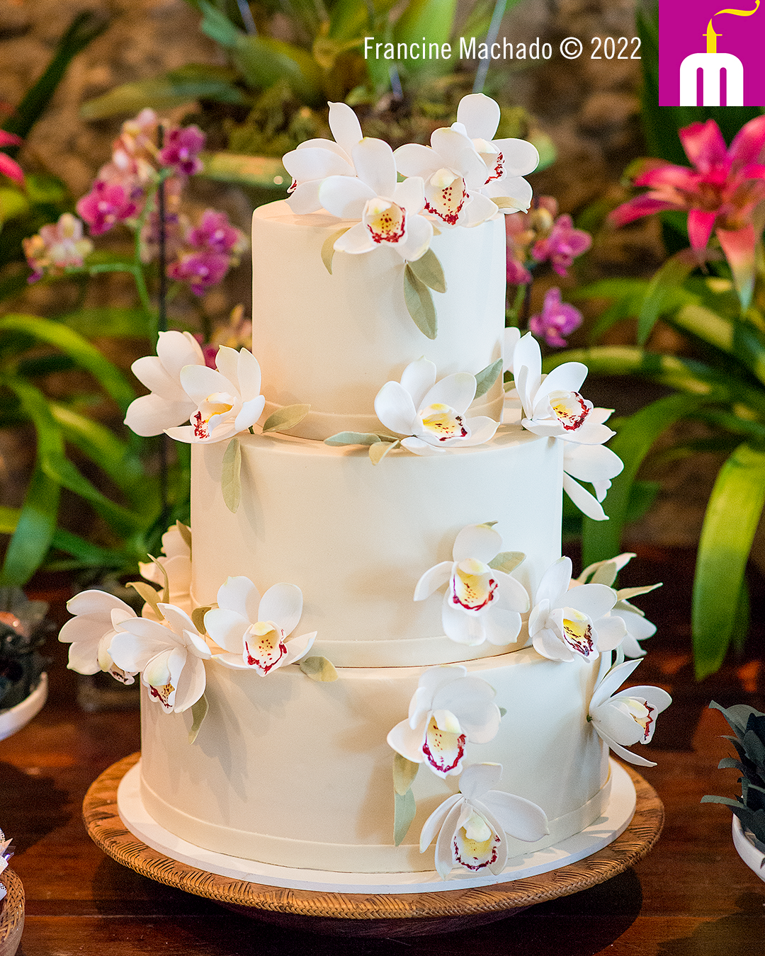 Francine Machado – Cake & Design – Bolos e Doces – Casamento – Bolo de 3 andares com flores de açúçar – Paraty – RJ