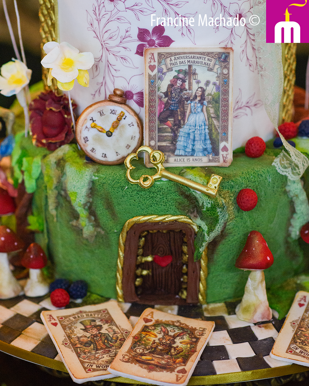 Francine Machado – Cake & Design – Bolos e Doces - Bolo para Festa de 15 anos – Alice no País das Maravilhas