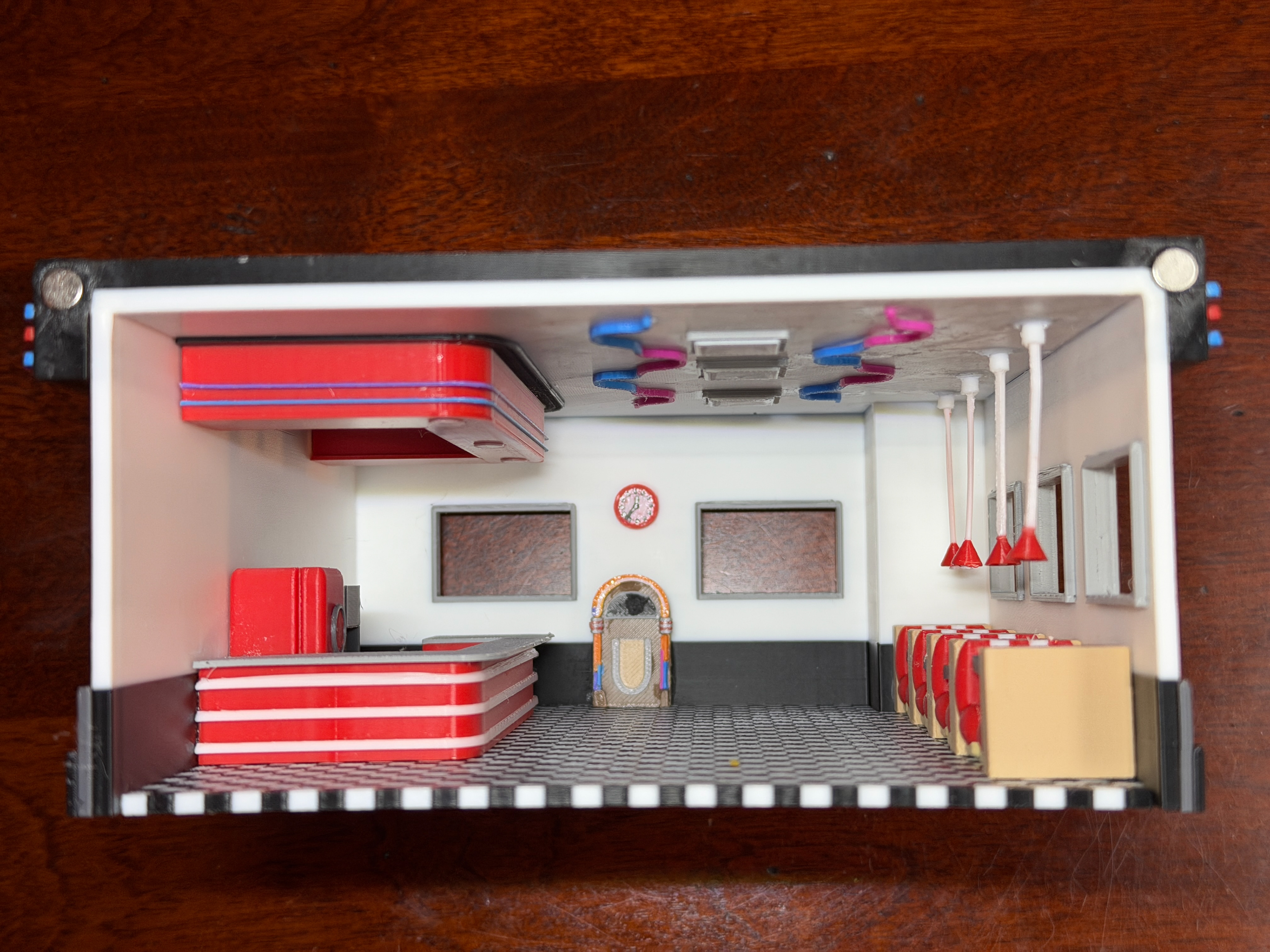 Interior view (magnetic corners)