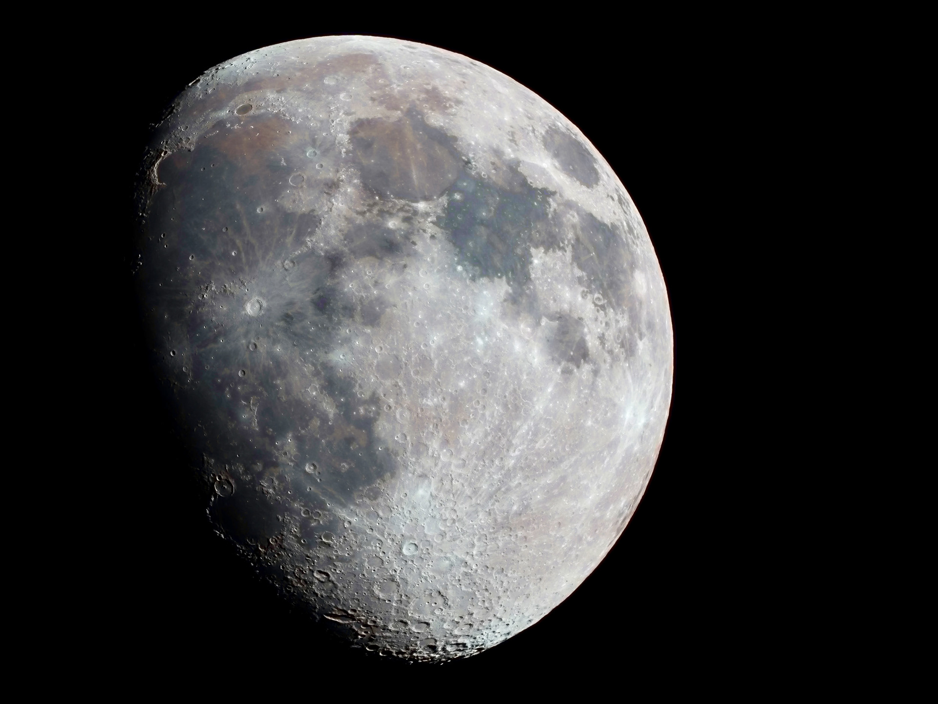 Mond; farbechte Erscheinung der Mineralien 