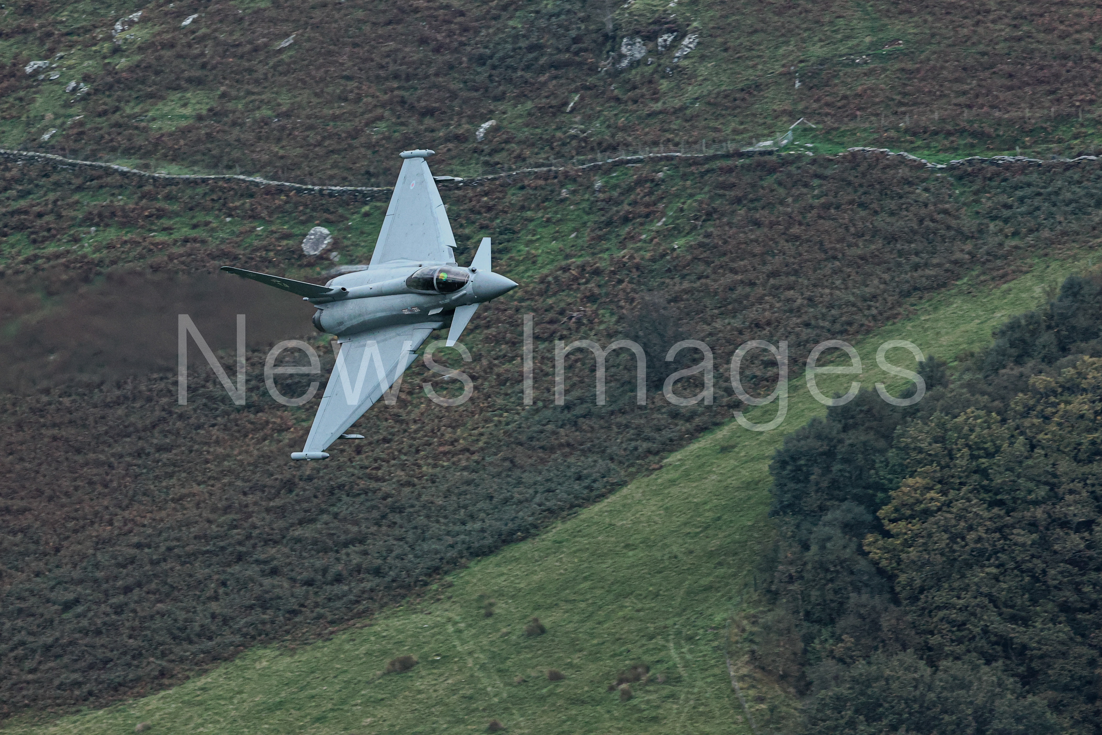 RH01 Eurofighter Typhoon flies low level through Mach Loop