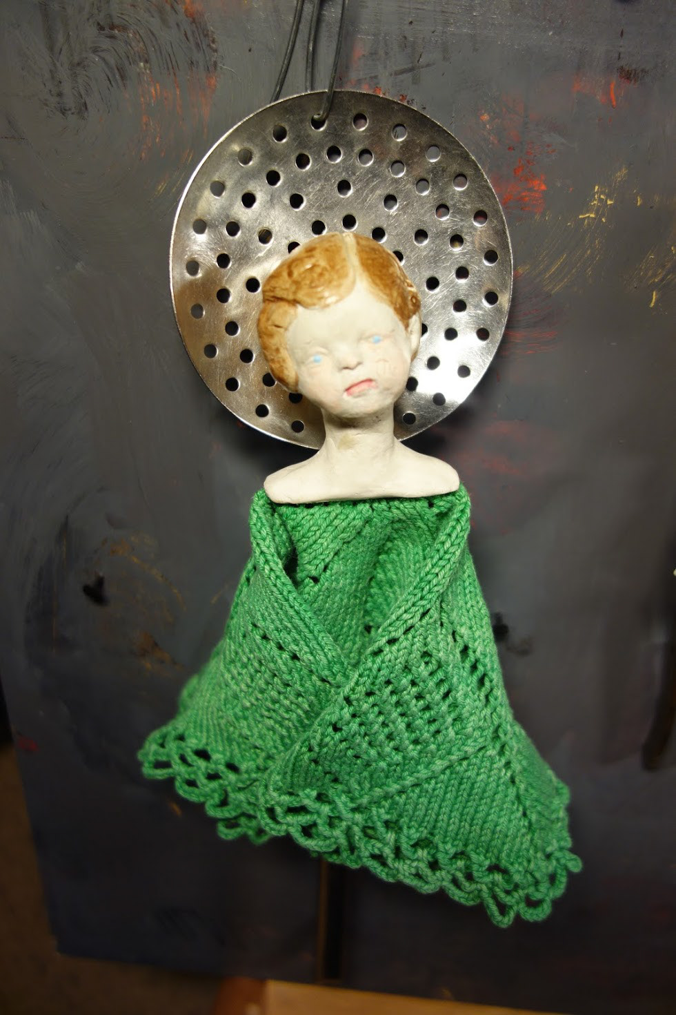 Mixed media; keramikk, sil, heklet brikke