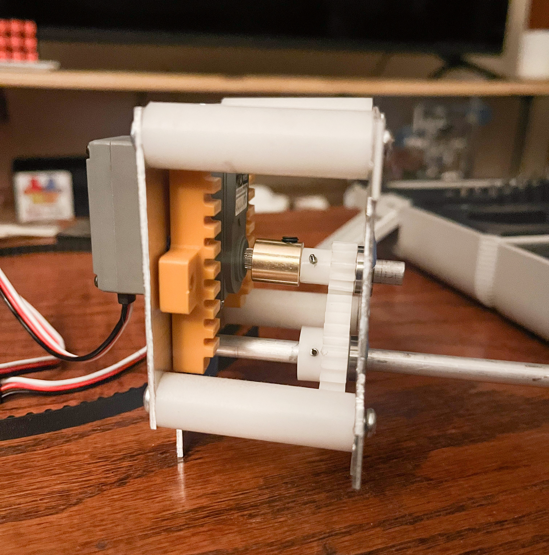 Single-motor gearbox