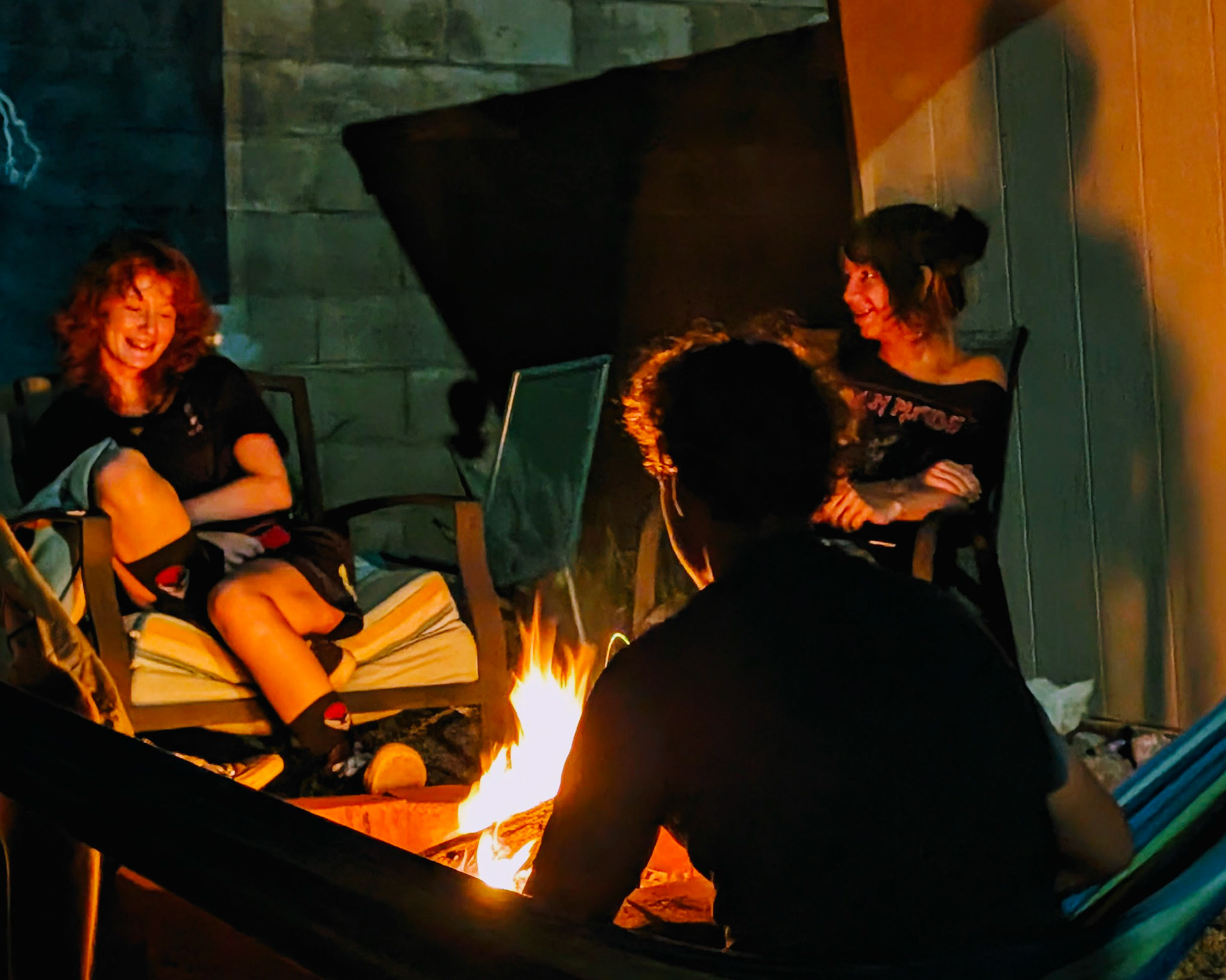 Sibblings around the fire pit