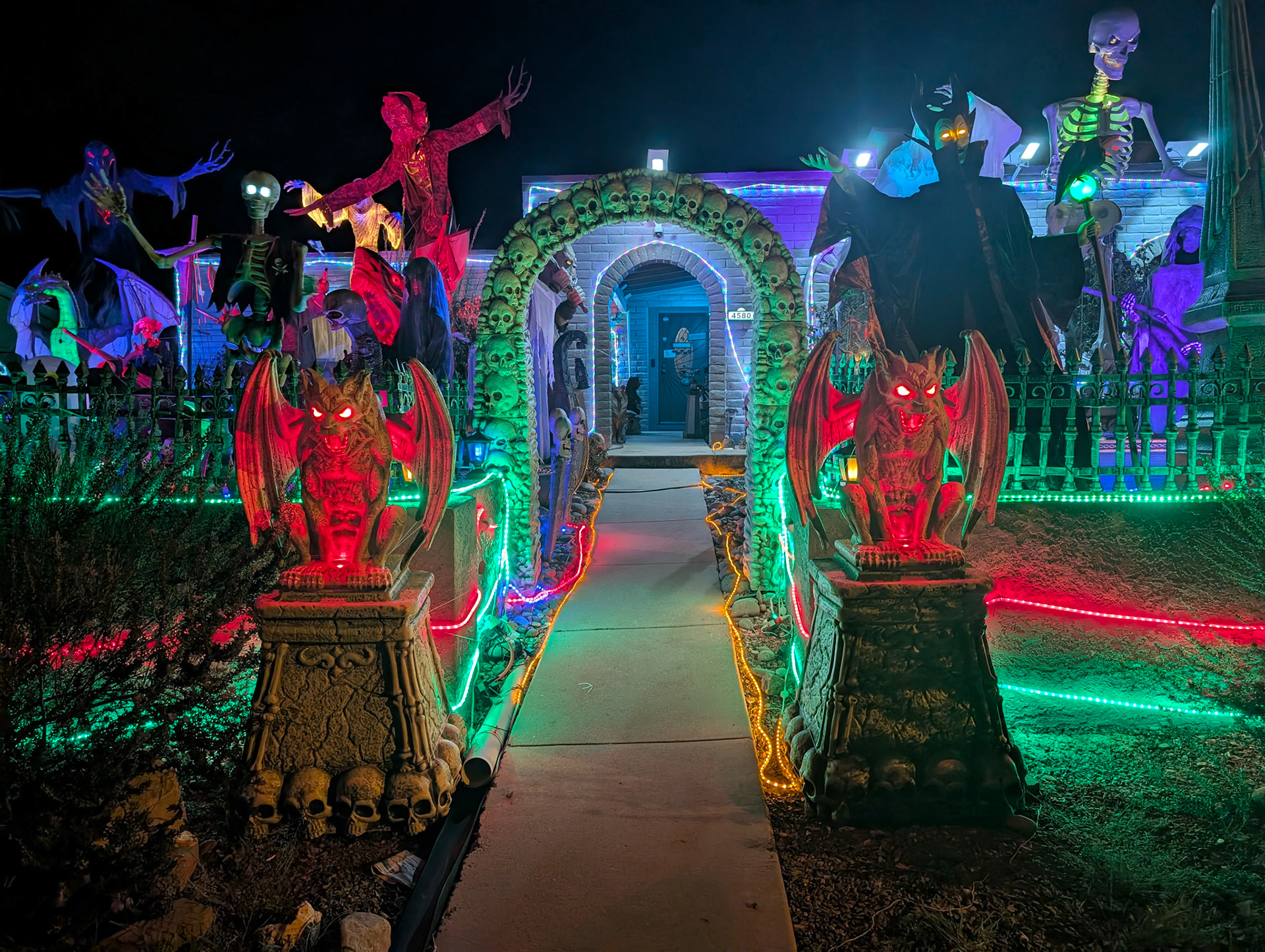This house went all-out with the Halloween decorating
