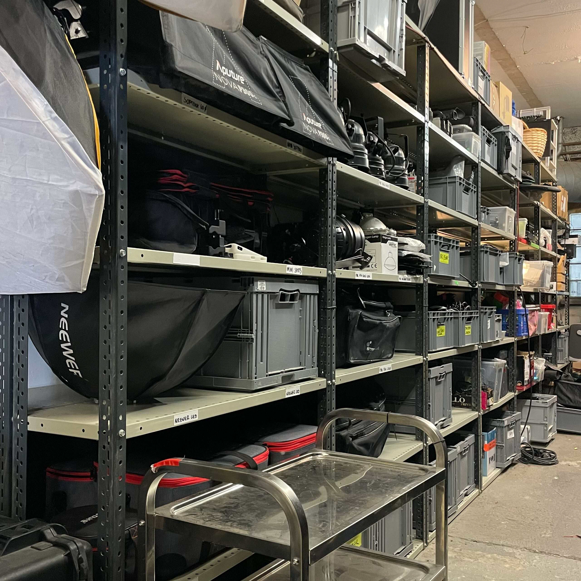 Professionelles Kamera- und Lichtequipment im filmofaktur Musikvideo-Studio in Euskirchen bei Köln