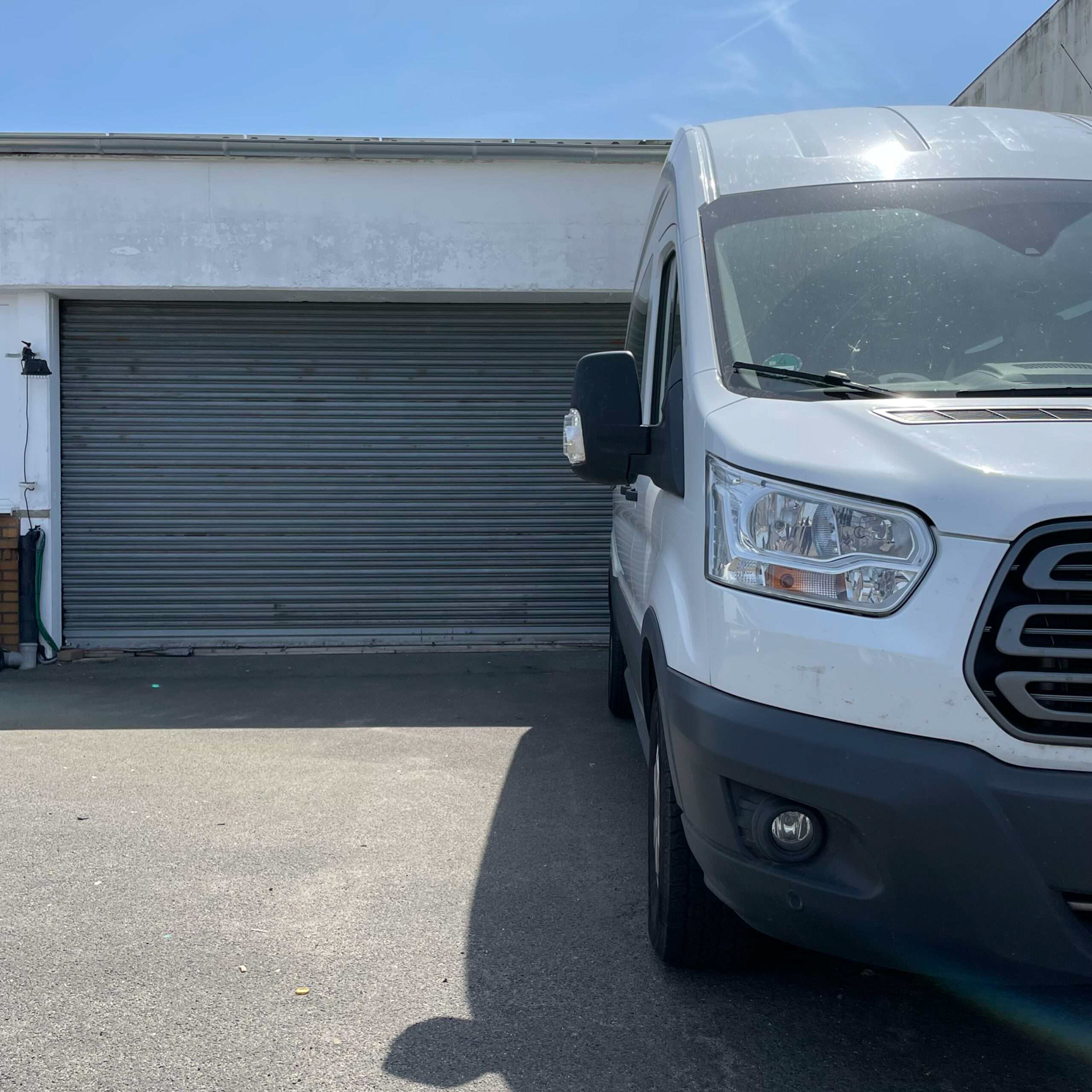 Außenansicht des filmofaktur Musikvideo-Studios in Euskirchen bei Köln mit großem Rolltor und Zufahrt zum Blackbox-Studio