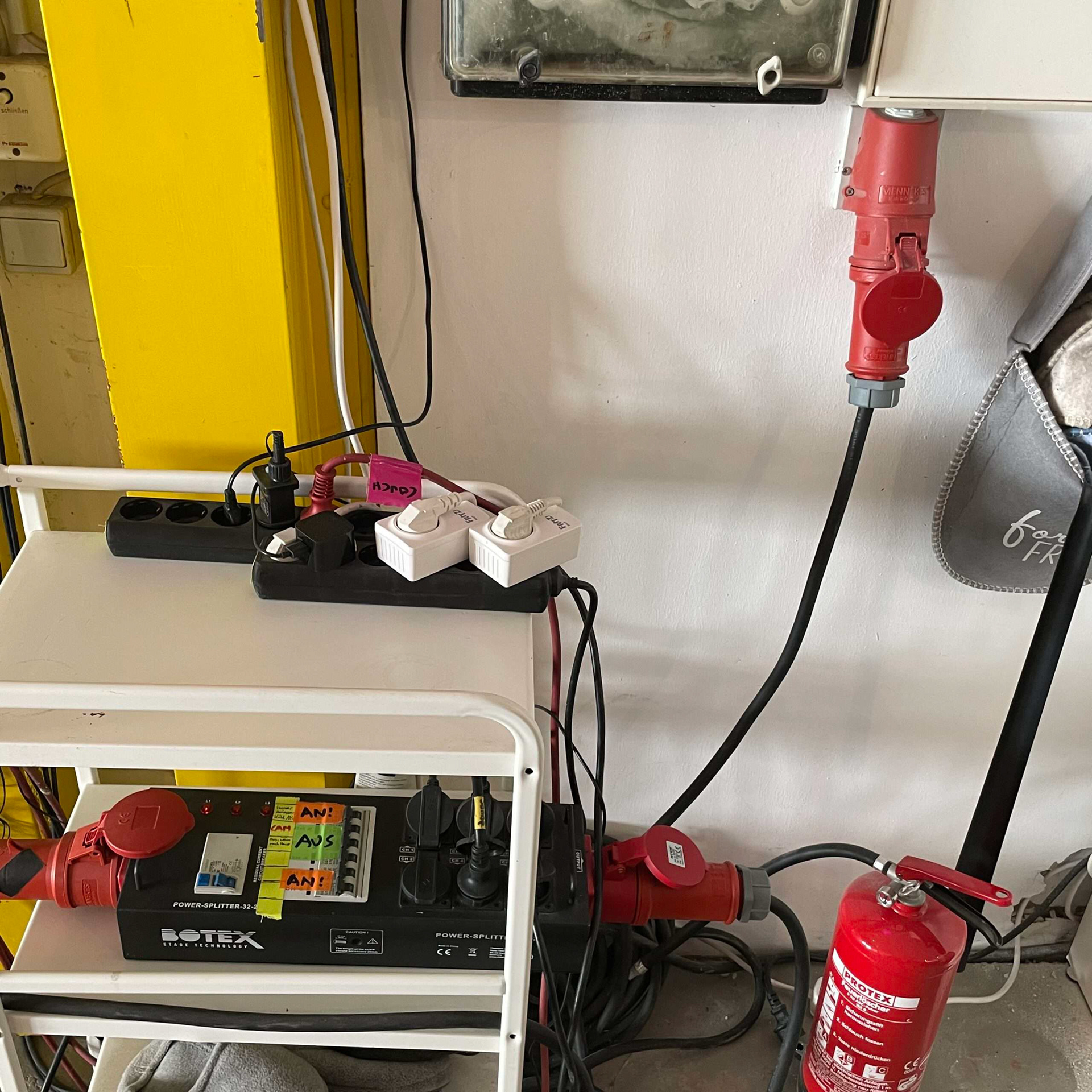 CEE 32A Stromanschluss mit Unterverteilung auf Schuko-Steckdosen im filmofaktur Musikvideo-Studio in Euskirchen bei Köln – ideal für Filmlicht und Produktionstechnik