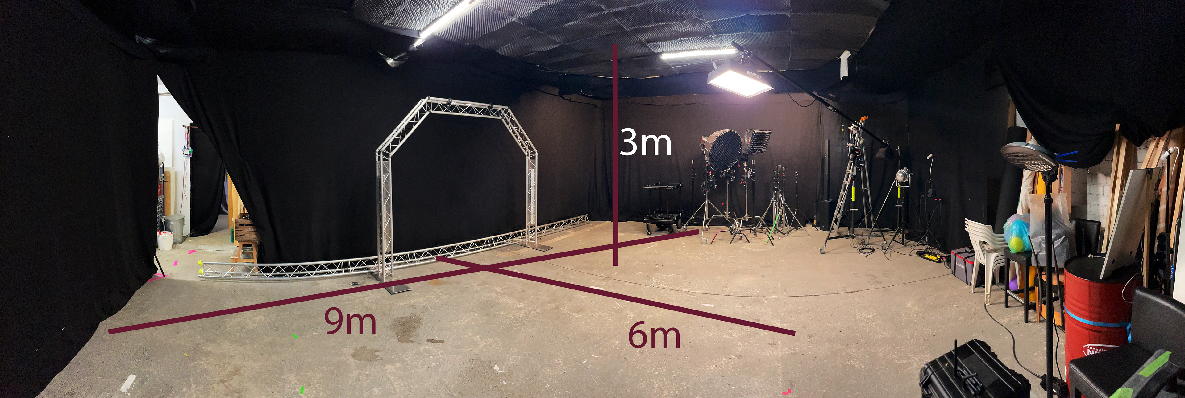 3D-Grundriss des filmofaktur Blackbox-Studios mit markierten Technikbereichen, Lichtpositionen und Studioabmessungen 9x6 Meter. Ideal für Musikvideo-Produktionen, Bands und Videografen.
