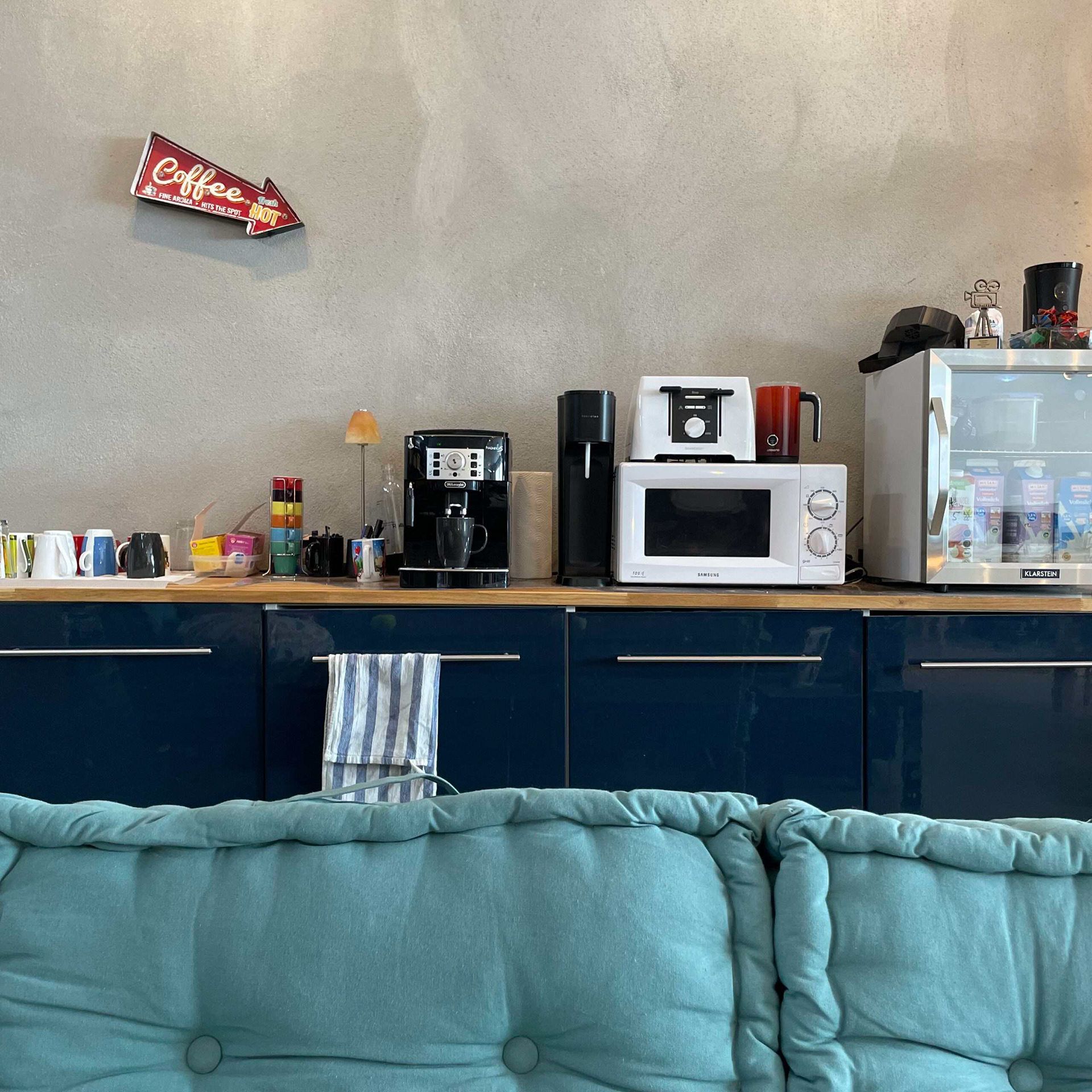 Kaffeebar und Aufenthaltsbereich im filmofaktur Musikvideo-Studio in Euskirchen bei Köln – Treffpunkt für Bands, Künstler und Crew während der Dreharbeiten