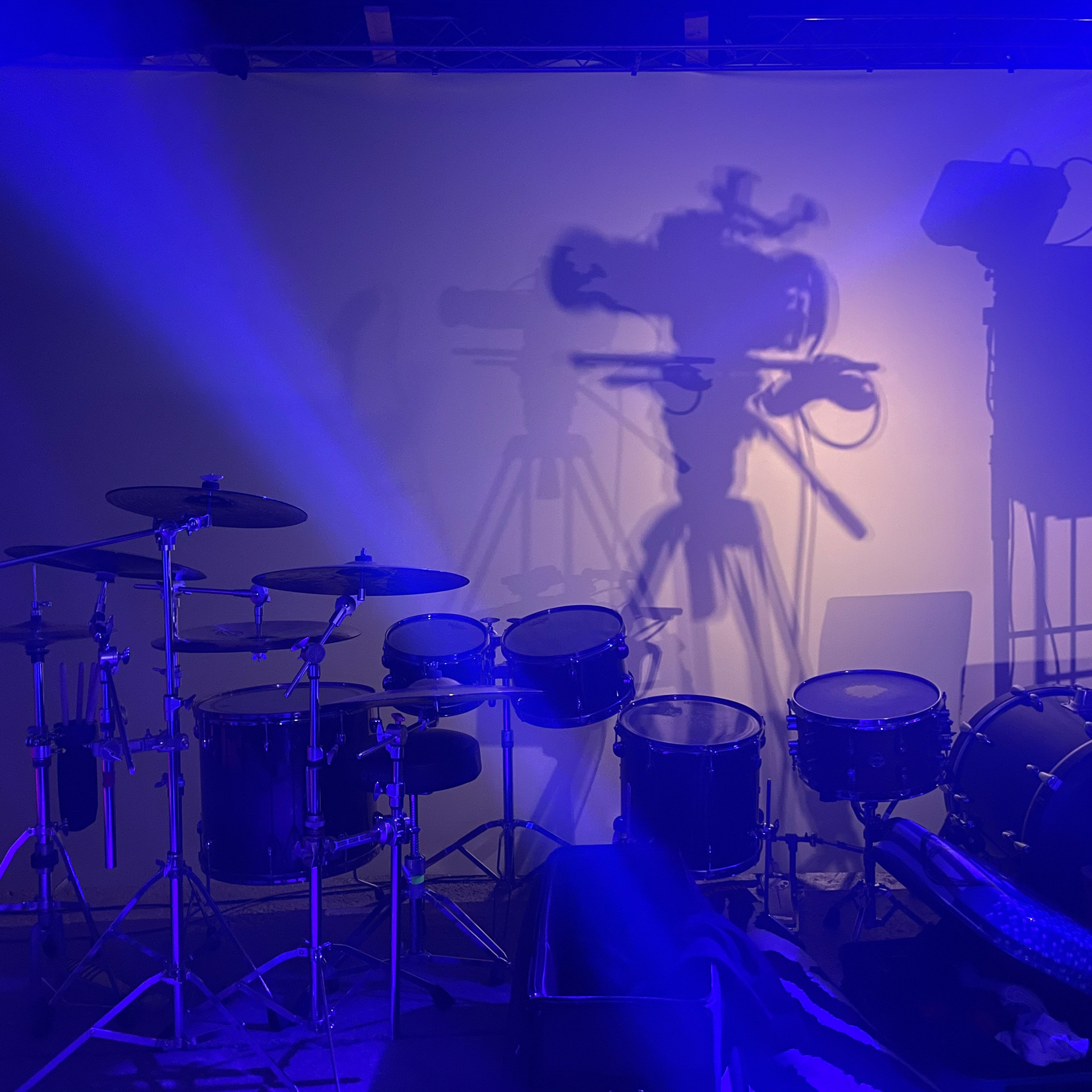 Rückprojektions-Videowand 3x2,5 Meter mit HDMI-Anschluss im filmofaktur Musikvideo-Studio in Euskirchen bei Köln – ideal für visuelle Hintergründe